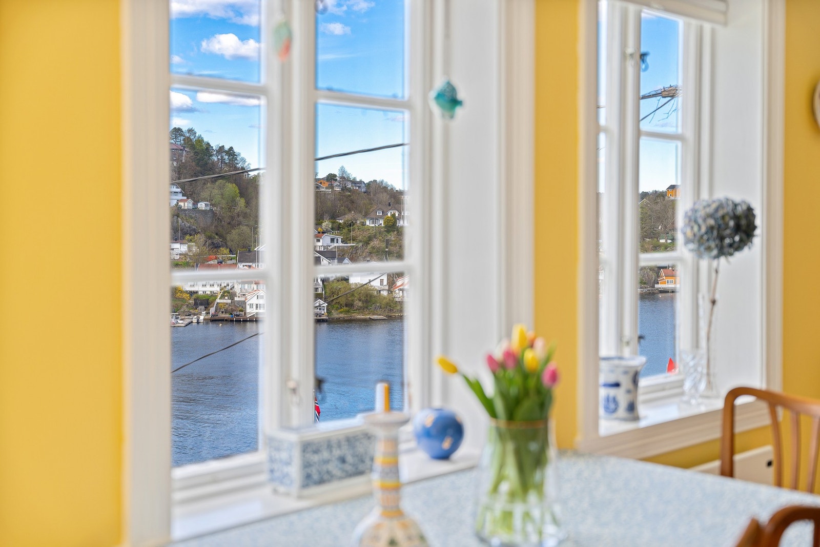 Boligen er gjennomgående malt i sommerlige fargenyanser som står godt til utsikten. Galleribilde