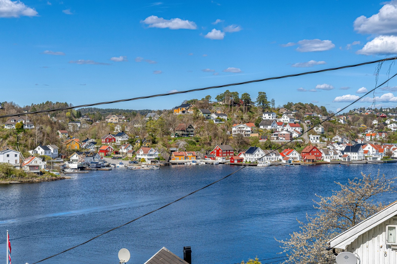Utsikten er vakker og her er også sol til ca. kl. 22 på høysommers tid. Galleribilde