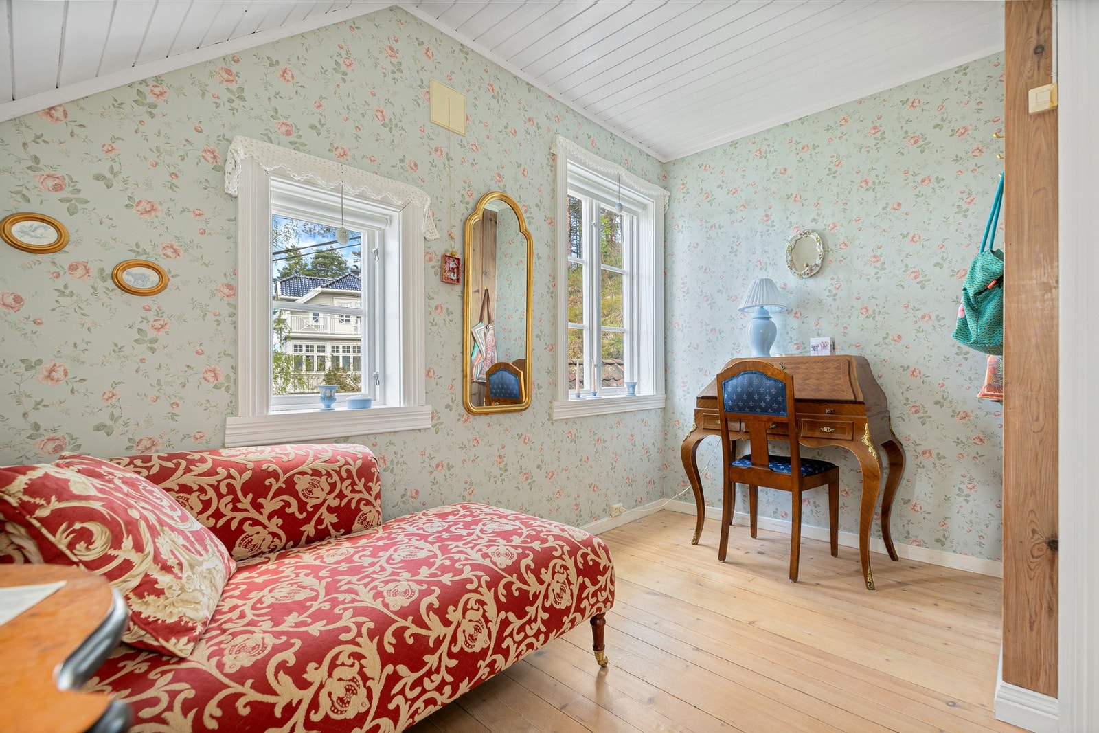 Veggene på to av rommene er kledd med romantiske og tidstypiske tapeter. Galleribilde