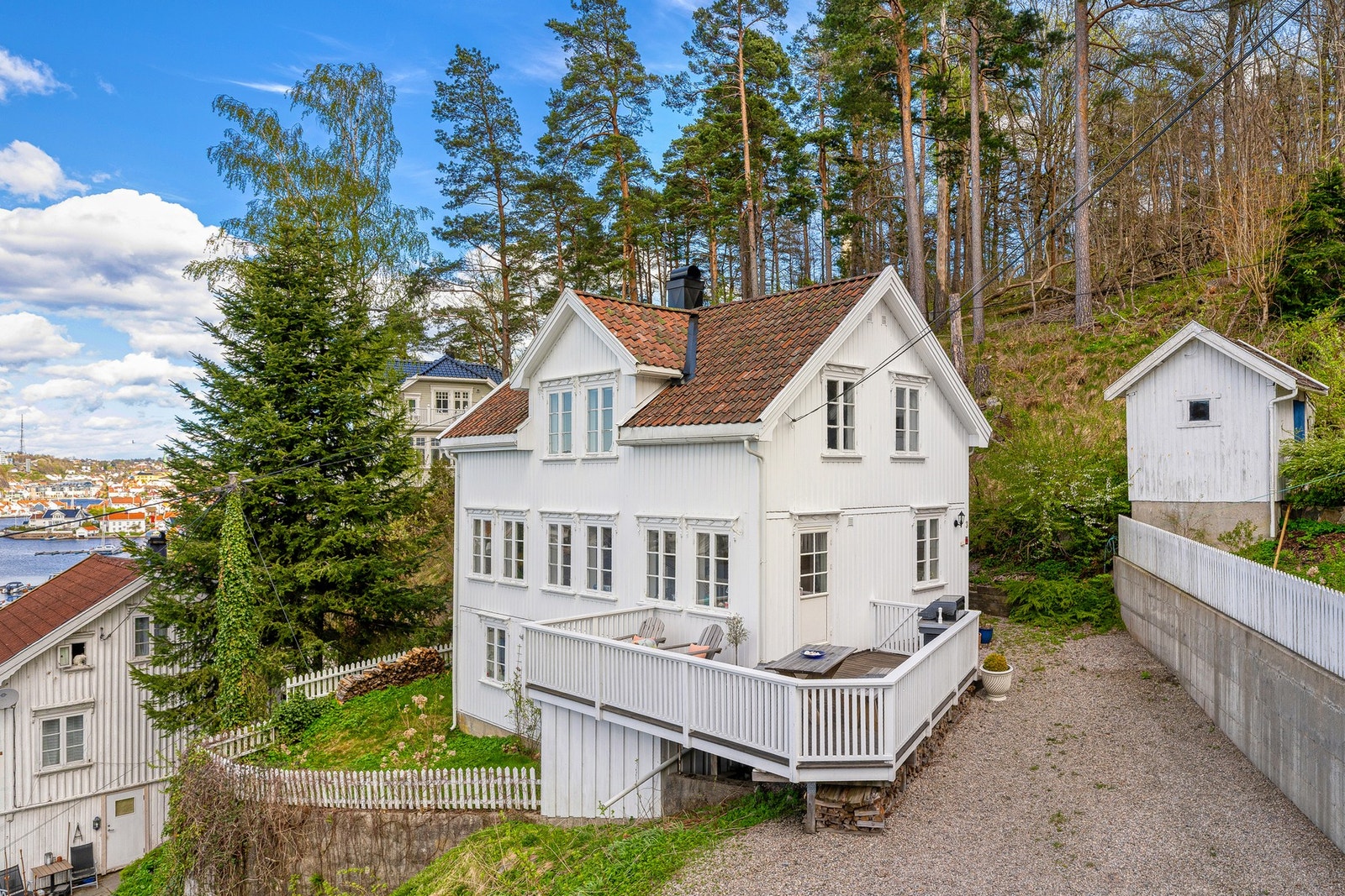 Velkommen til populære Hisøy og Bakken 3 som er et sjarmerende og hvitmalt sørlandshus med parkering på tomten. Galleribilde