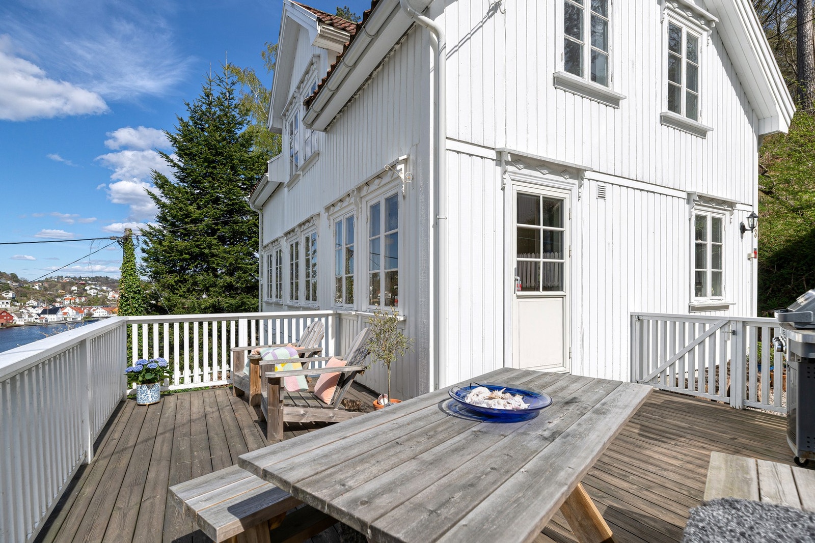 Den sydvestvendte terrassen er på ca. 22 kvm, og har god plass til grill og ønsket utemøblement. Galleribilde