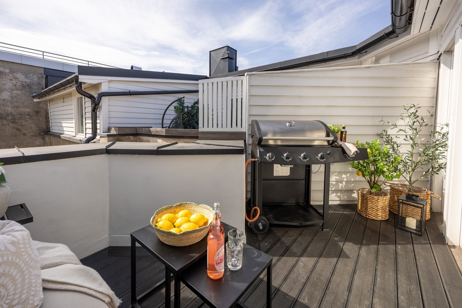 Strøken og påkostet 3-roms toppleilighet med gulvareal på hele 84 kvm og solrik privat takterrasse Galleribilde