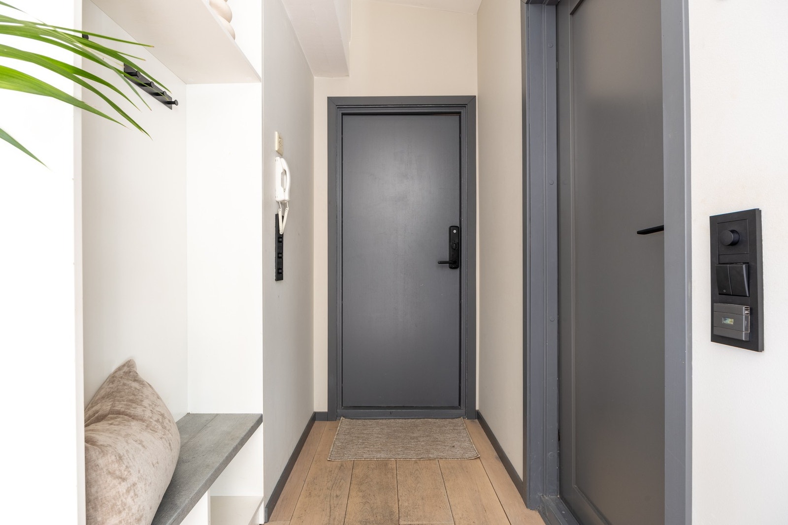 Dørhåndtaket ble byttet ut med en moderne Yale Doorman kodelås for økt komfort og sikkerhet i 2025. Galleribilde