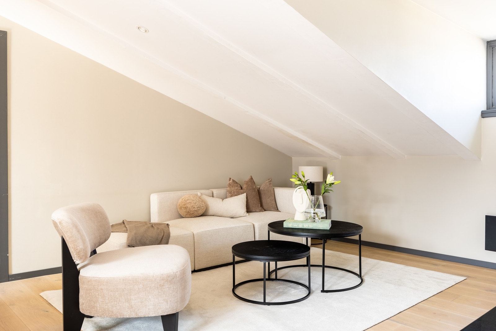 Her har man god plass til en stor og komfortabel sofagruppe. Galleribilde