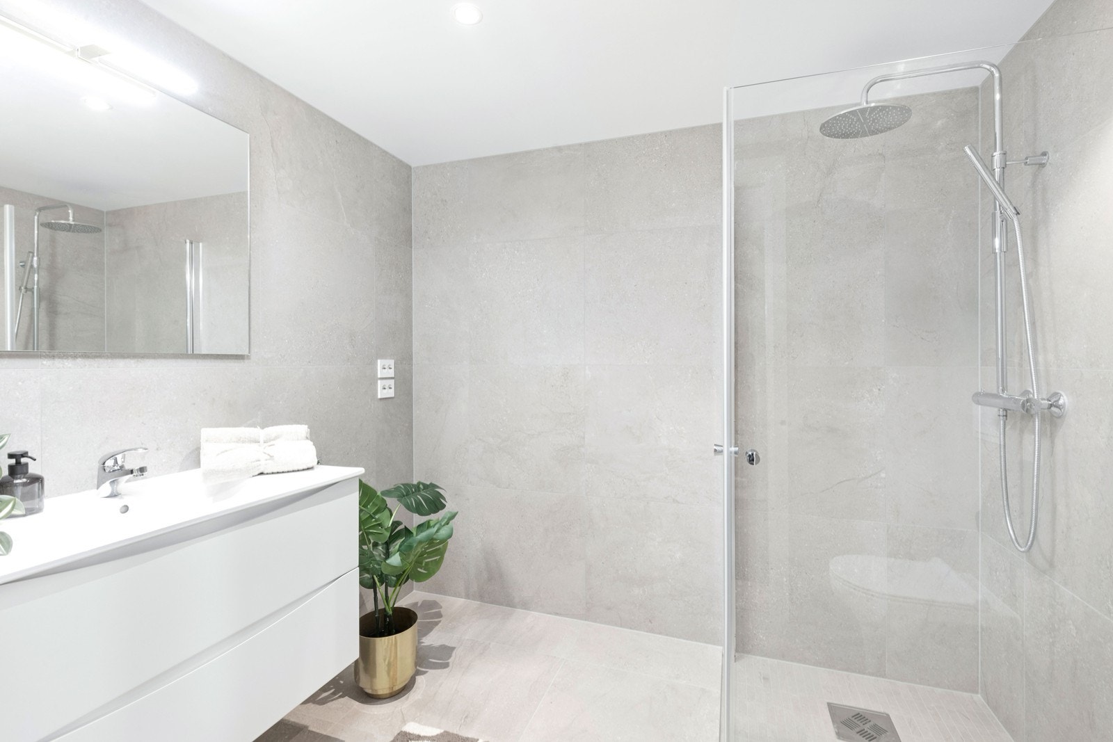 Baderommet er oppgradert fra standard leveranse. Et lekkert flislagt baderom med vegghengt toalett, dusjhjørne og servant. Det er downlights i himling. Galleribilde