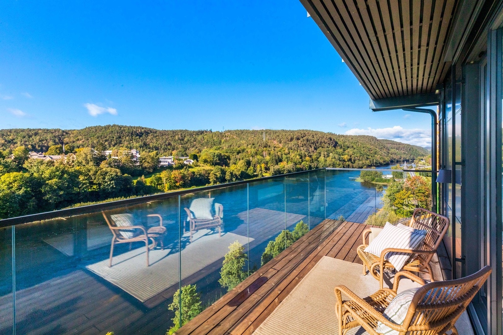 Delvis overbygd balkong med nydelige sol- og utsiktsforhold. Galleribilde