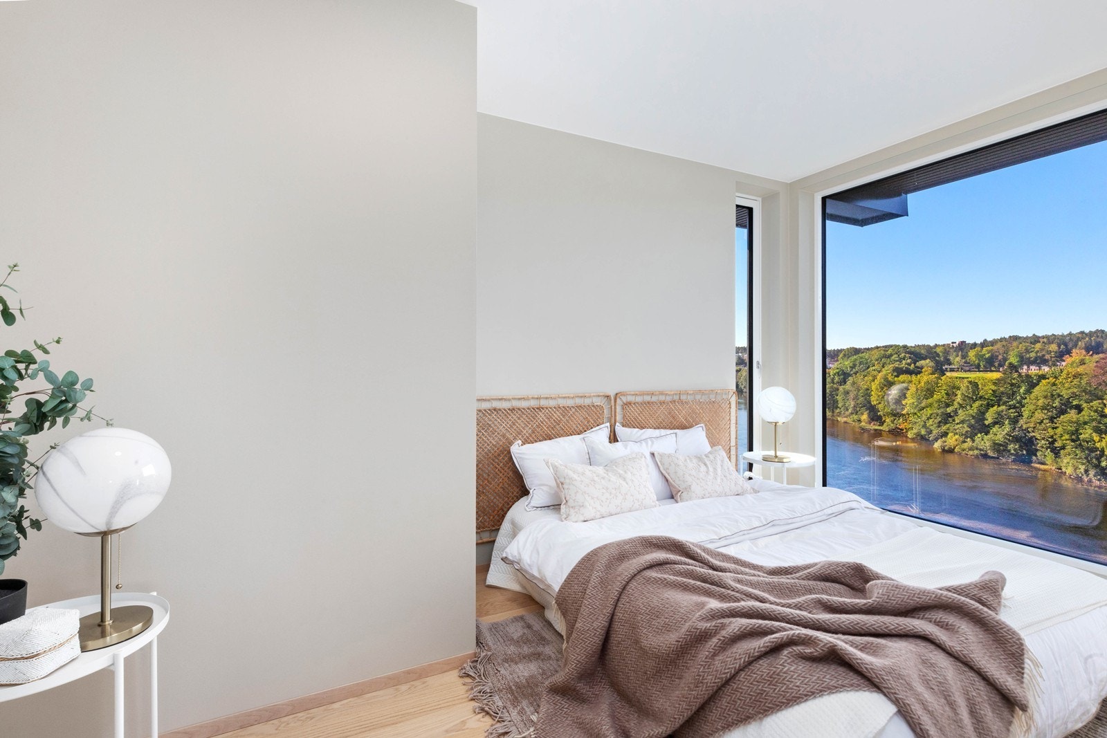 Soverommet er av god størrelse og har plass til stor seng med tilhørende møblement. Også her er det en-stavs parkett. Galleribilde