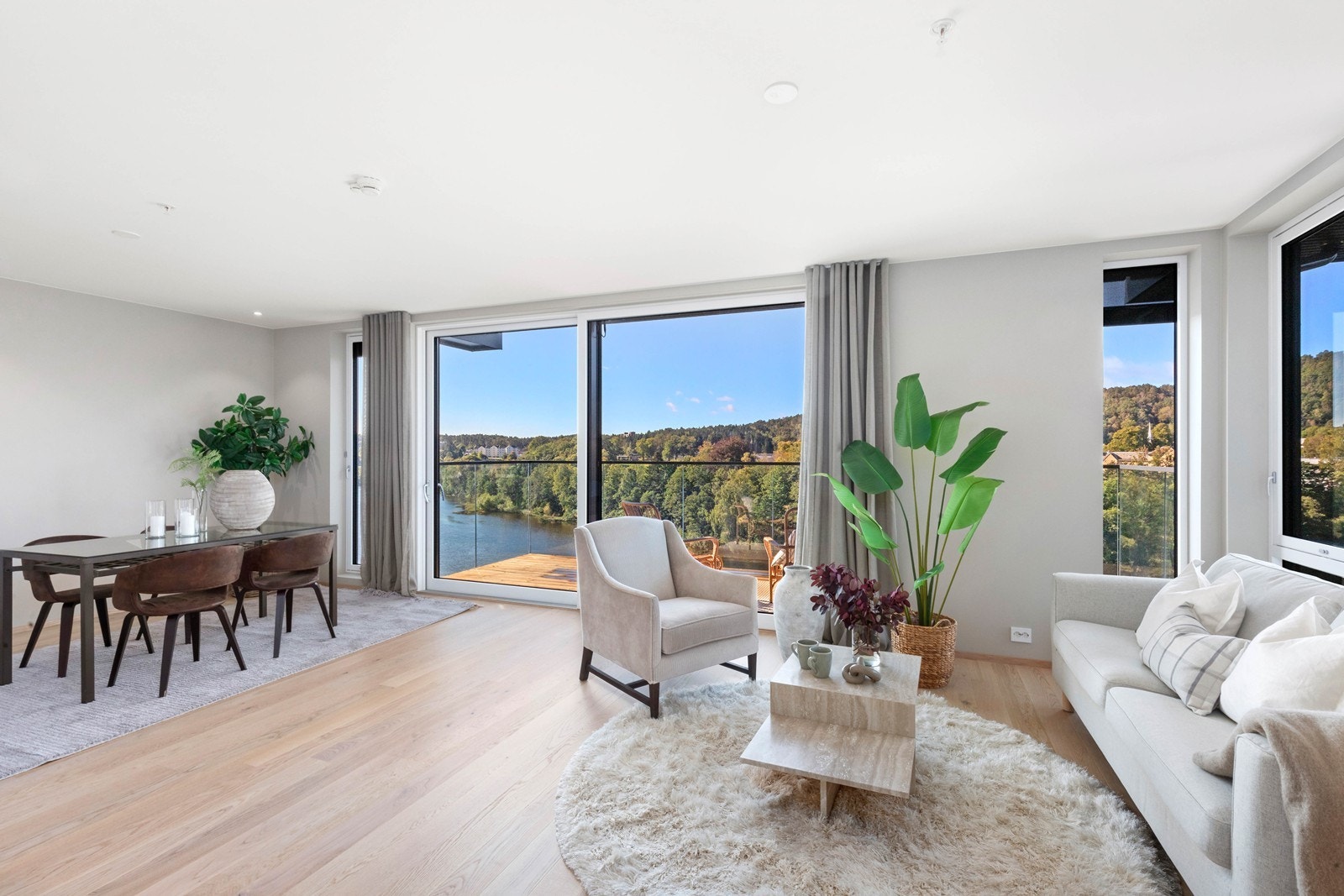 Nyoppført 2-roms toppleilighet med balkong og nydelige sol-/ utsiktsforhold! Mulighet for p.plass i garasjekjeller. Galleribilde