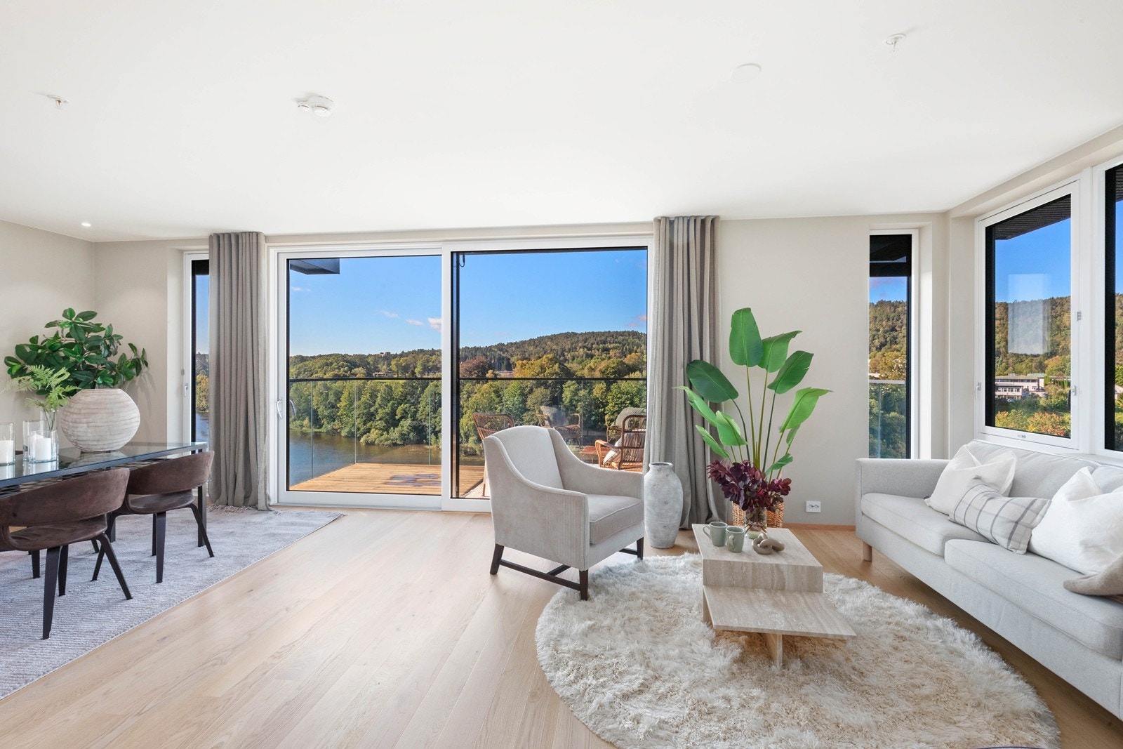 Leiligheten holder en gjennomgående god standard og gjennom de store vindusflater får du rikelig med naturlig lys og en luftig atmosfære. Galleribilde