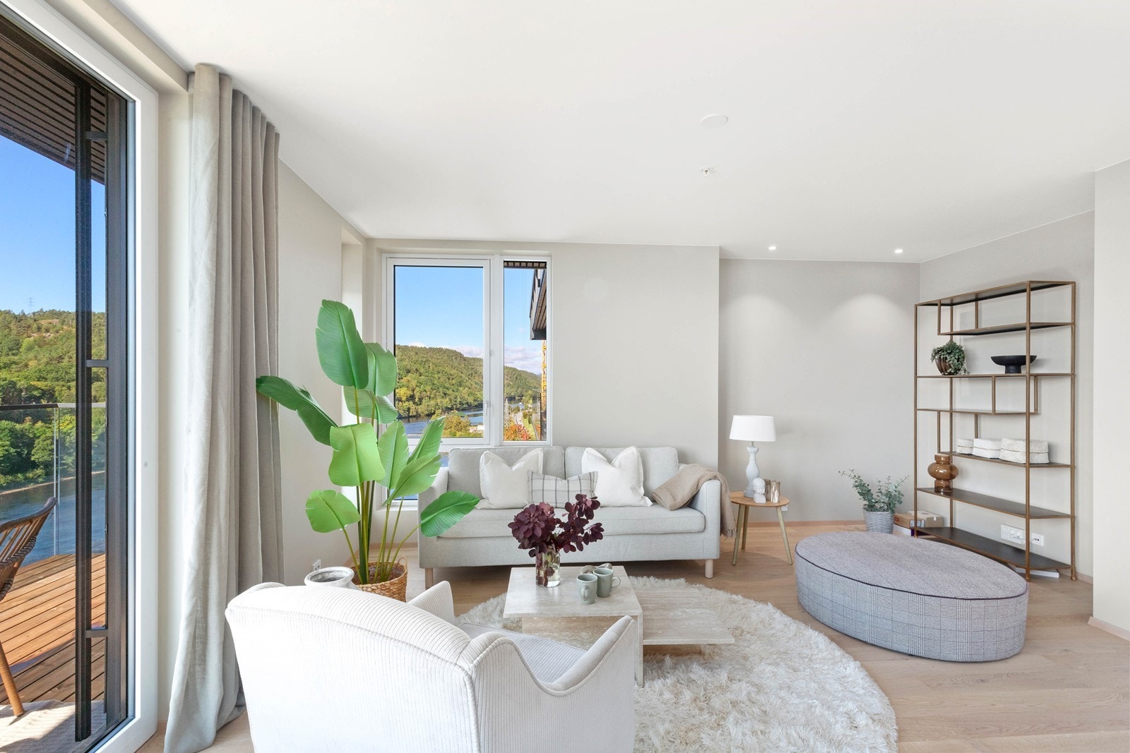 I stue/ kjøkken er det god plass til sittegruppe og sofagruppe med tilhørende møblement Galleribilde