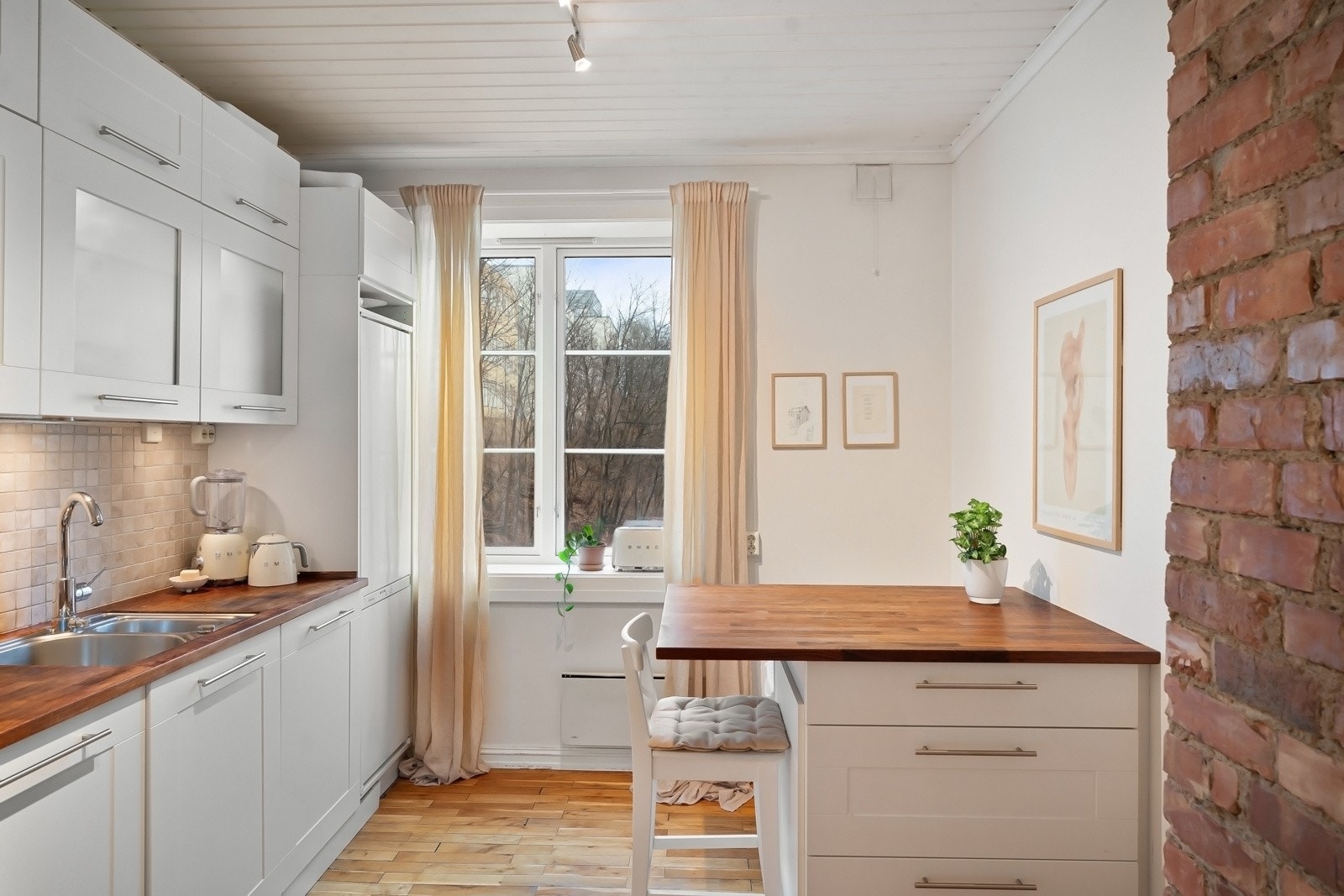 Kjøkkeninnredning med profilerte fronter og heltre benkeplate. Galleribilde