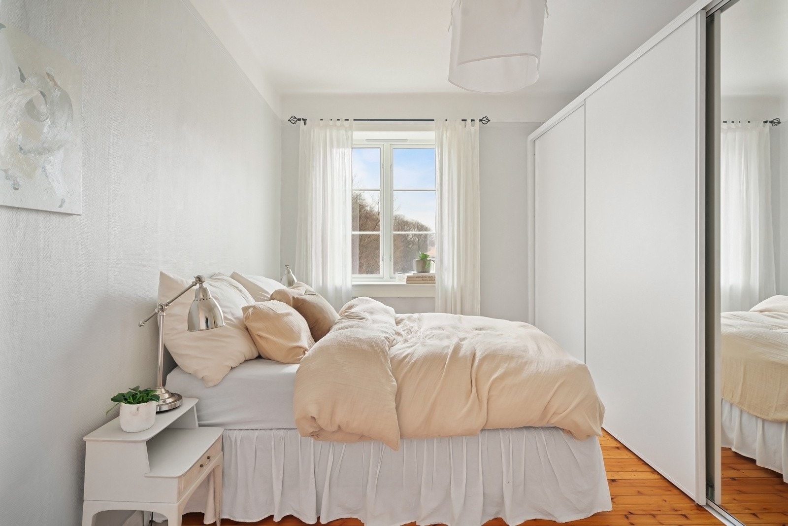 God plass til stor dobbeltseng med tilhørende nattbord. Galleribilde