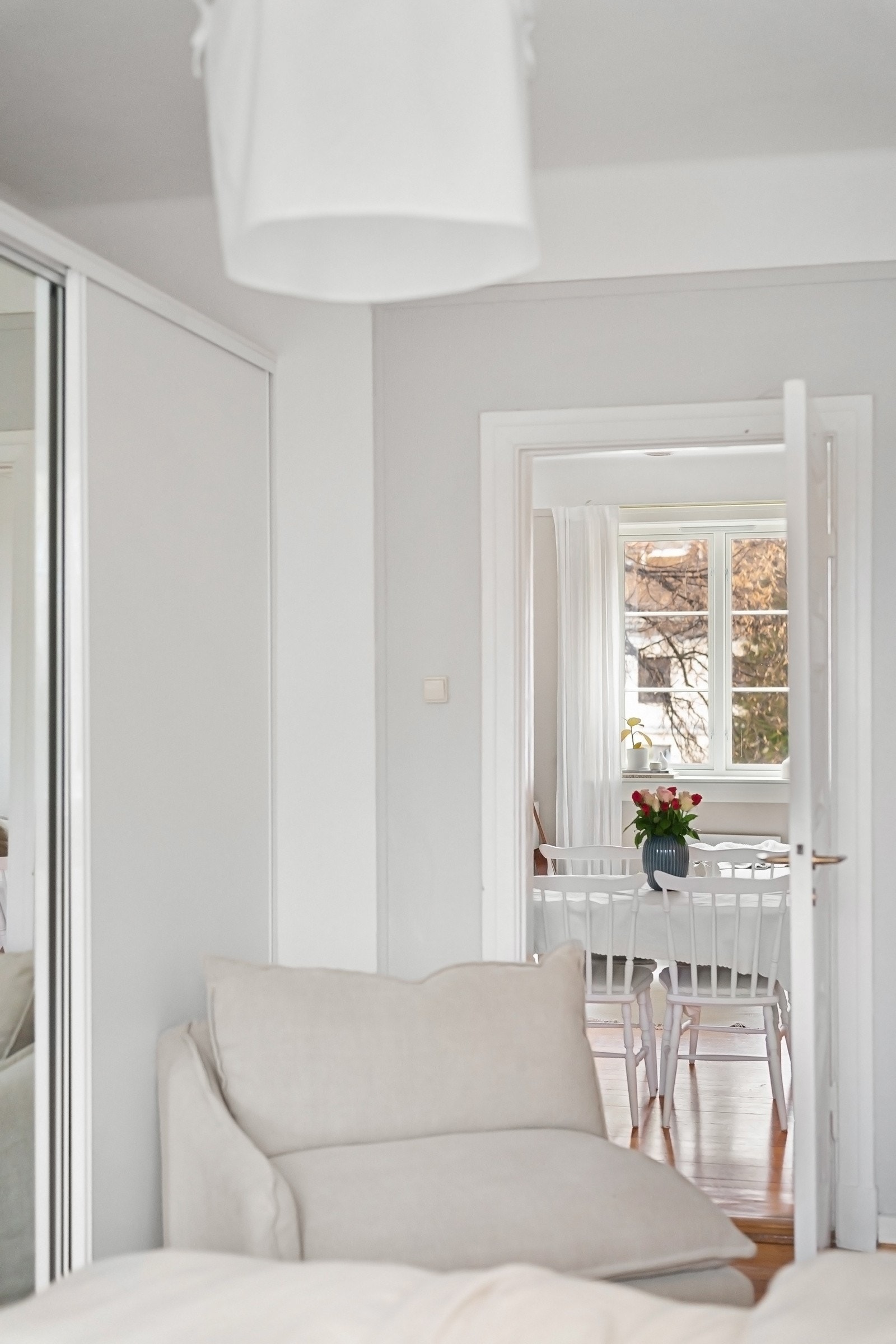 Når døren mellom soverom og stue står åpen får boligen et fint gjennomlys. Galleribilde