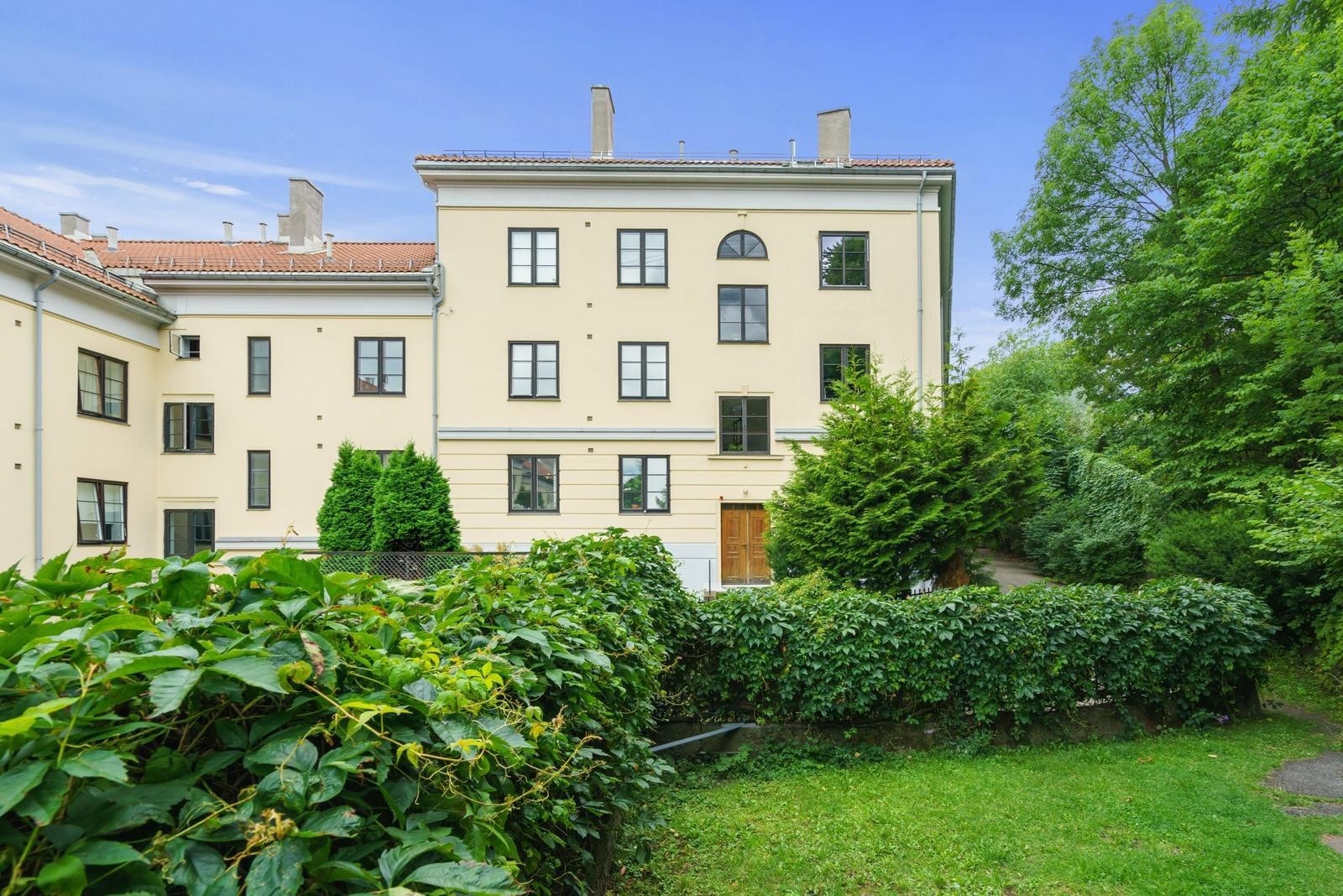 Hyggelig og frodig bakhage Galleribilde