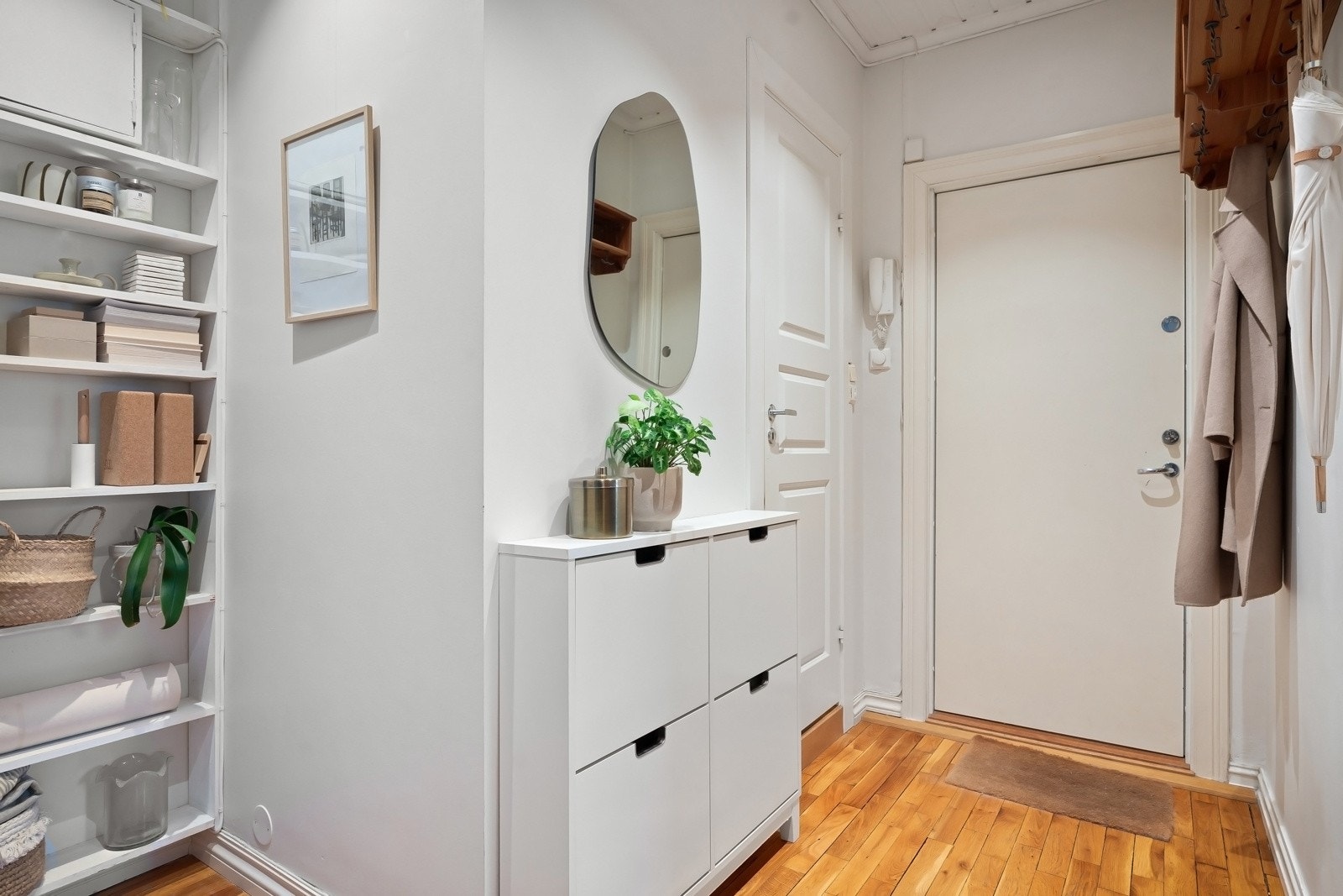 Nyere brann- og lydklassifisert entrédør og callinganlegg. Galleribilde