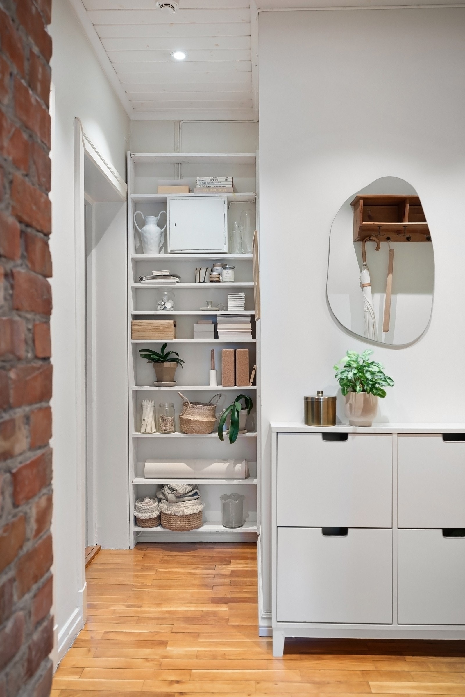 Med leiligheten følger loftsbod og kjellerbod med totalt bodareal på 16 kvm. I tillegg har boligen flere gode oppbevaringsløsninger Galleribilde