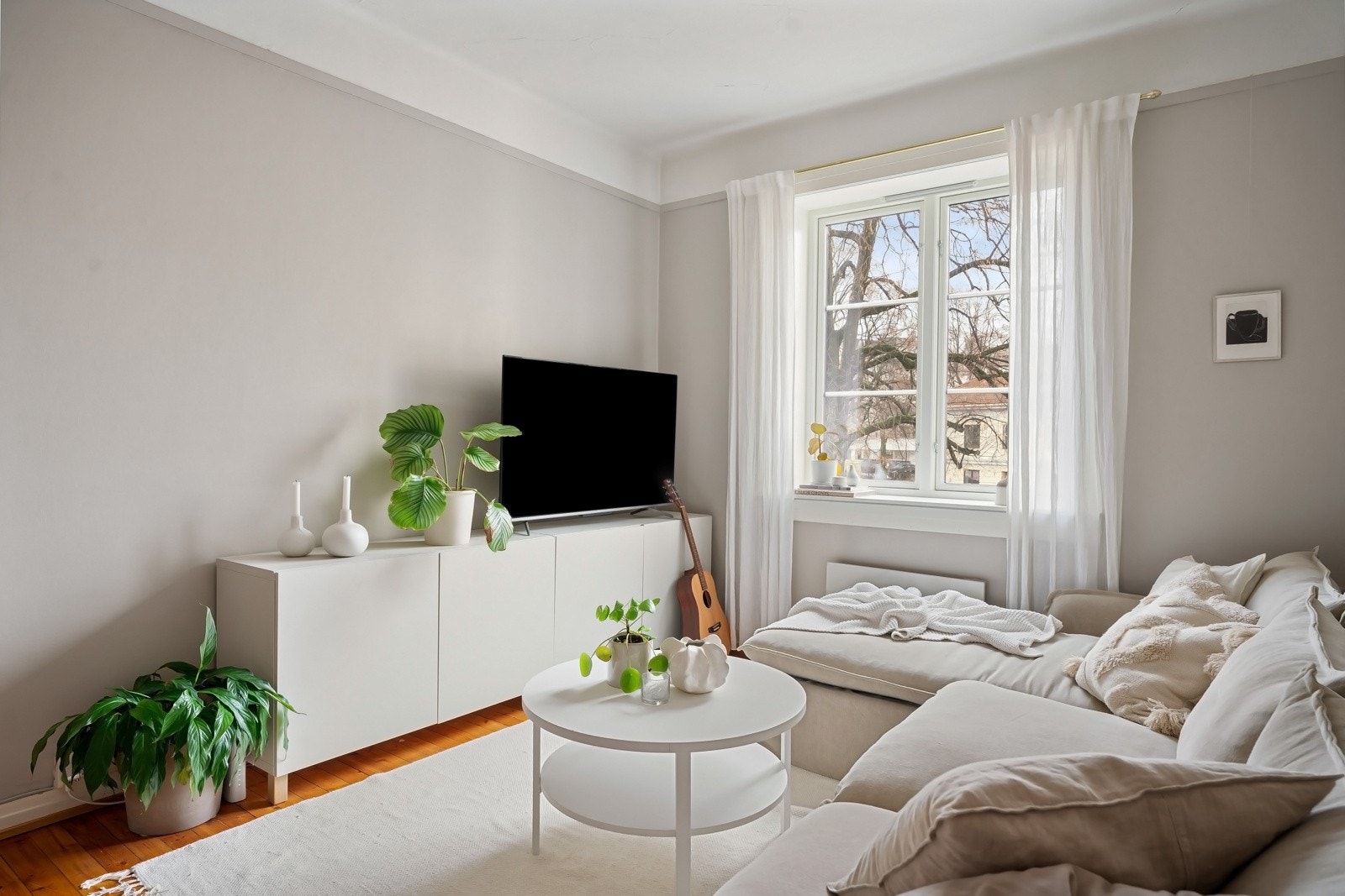 Leiligheten har en lys og romslig stue med generøs takhøyde. Galleribilde