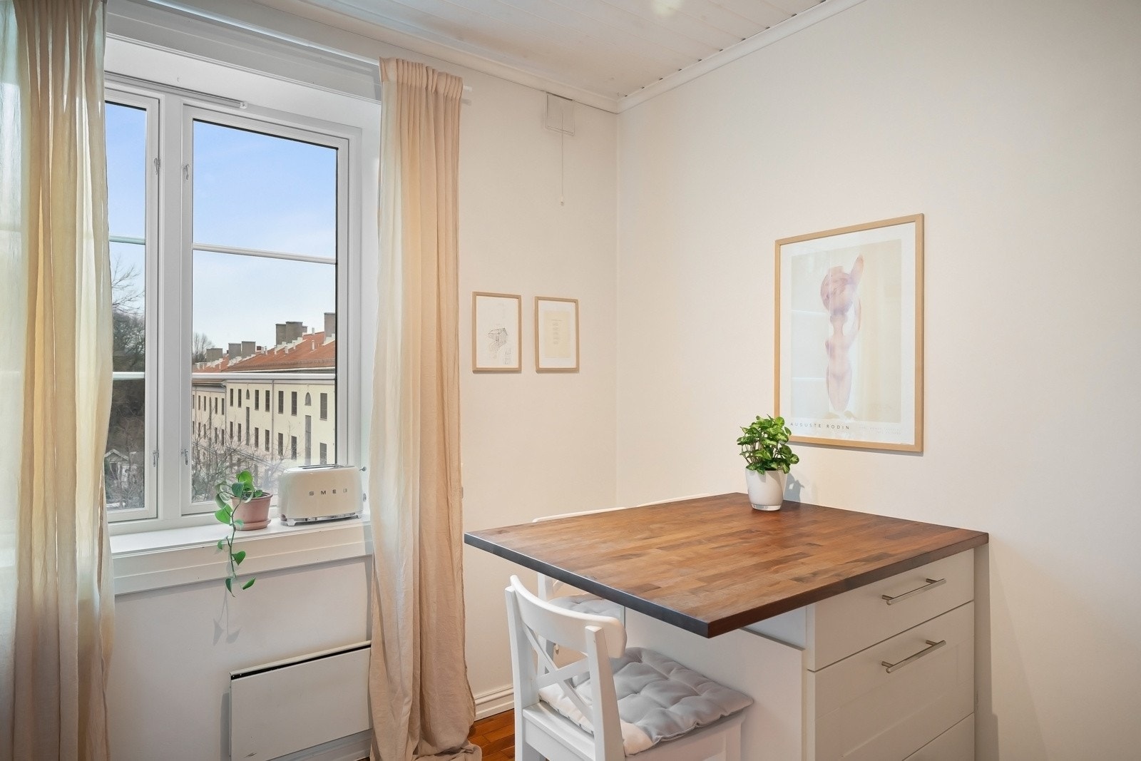 Praktisk liten kjøkkenøy med både oppbevaringsmuligheter og spiseplass. Galleribilde