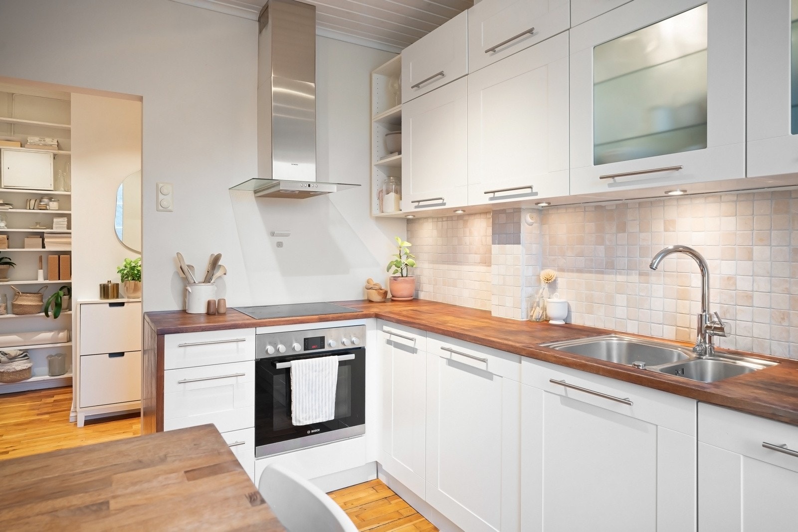 Integrert platetopp, stekeovn, oppvaskmaskin og kjøl/frys. Galleribilde