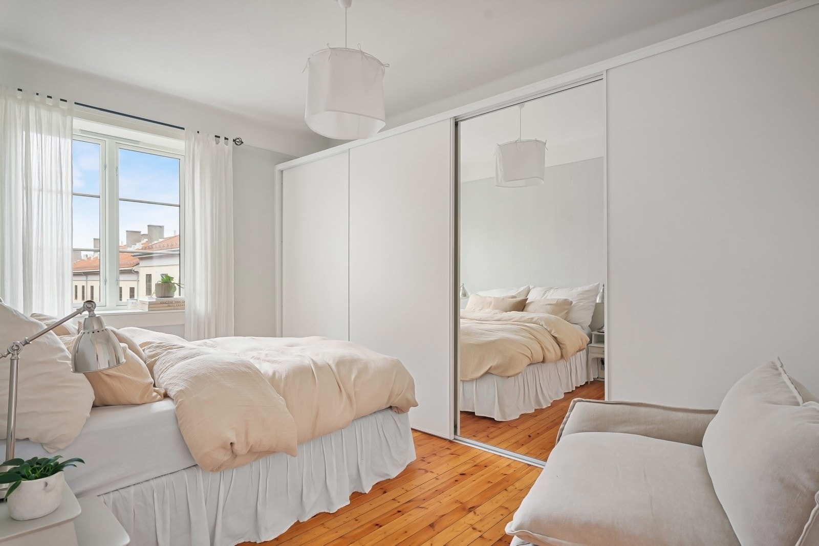 Boligens soverom er av god størrelse og vender mot stille indre gårdsrom. Galleribilde