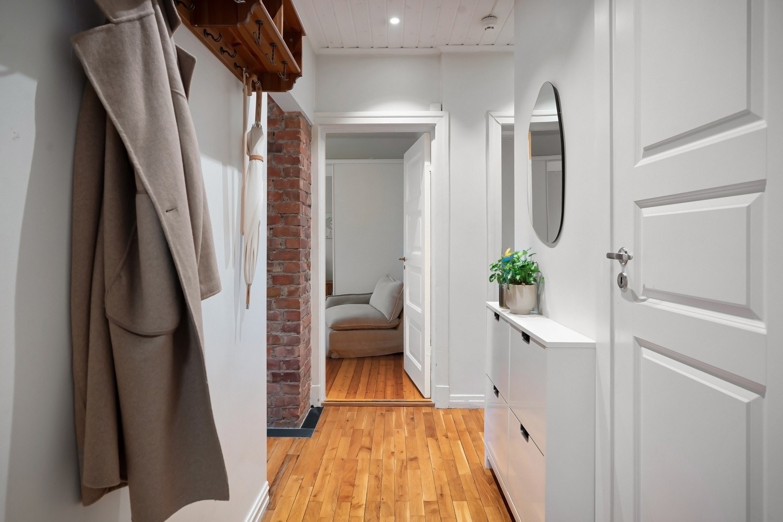 Lys og praktisk entré med plass til oppheng av yttertøy. Galleribilde
