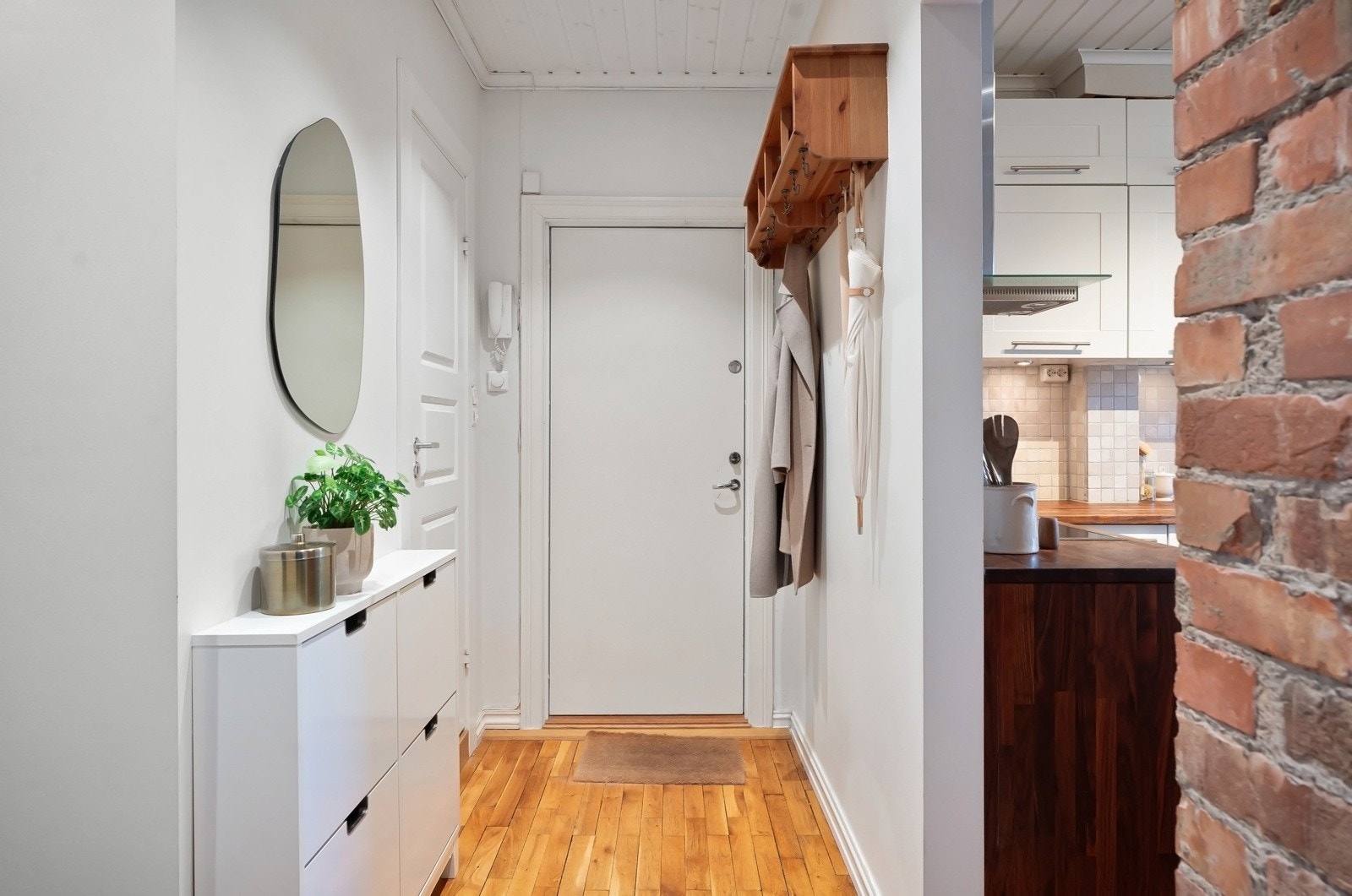 I hjerte av boligen er en hyggelig entré som har adkomst til samtlige rom i boligen. Galleribilde