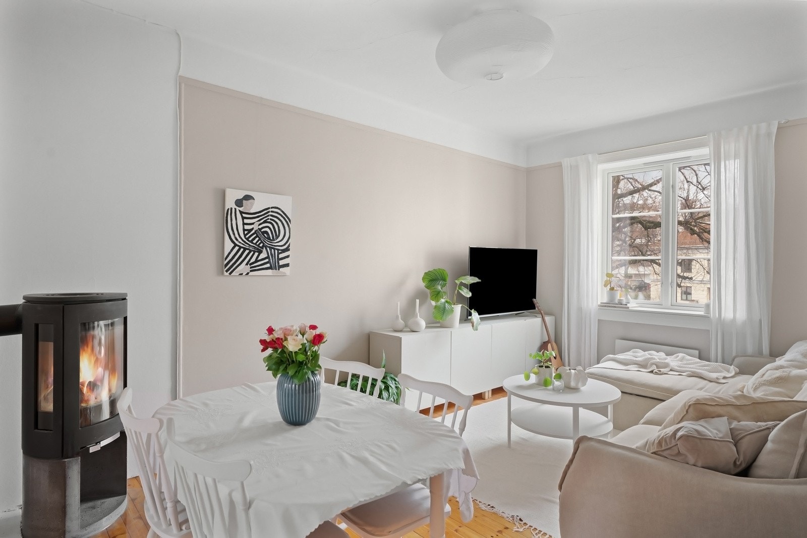 Stor, lys og gjennomgående 2-roms selveierleilighet beliggende i 2. etasje. Galleribilde