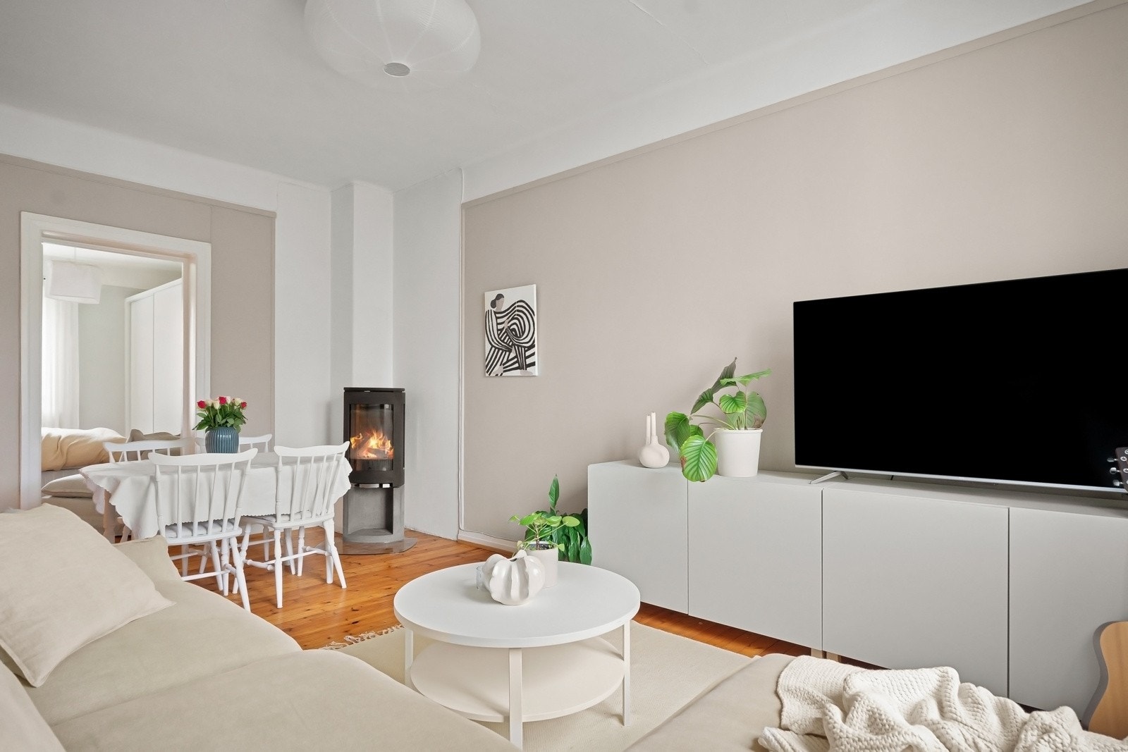 Sameiet har avtale med Telia om levering av TV- og internettløsninger. Internett er inkludert i felleskostnadene. Galleribilde