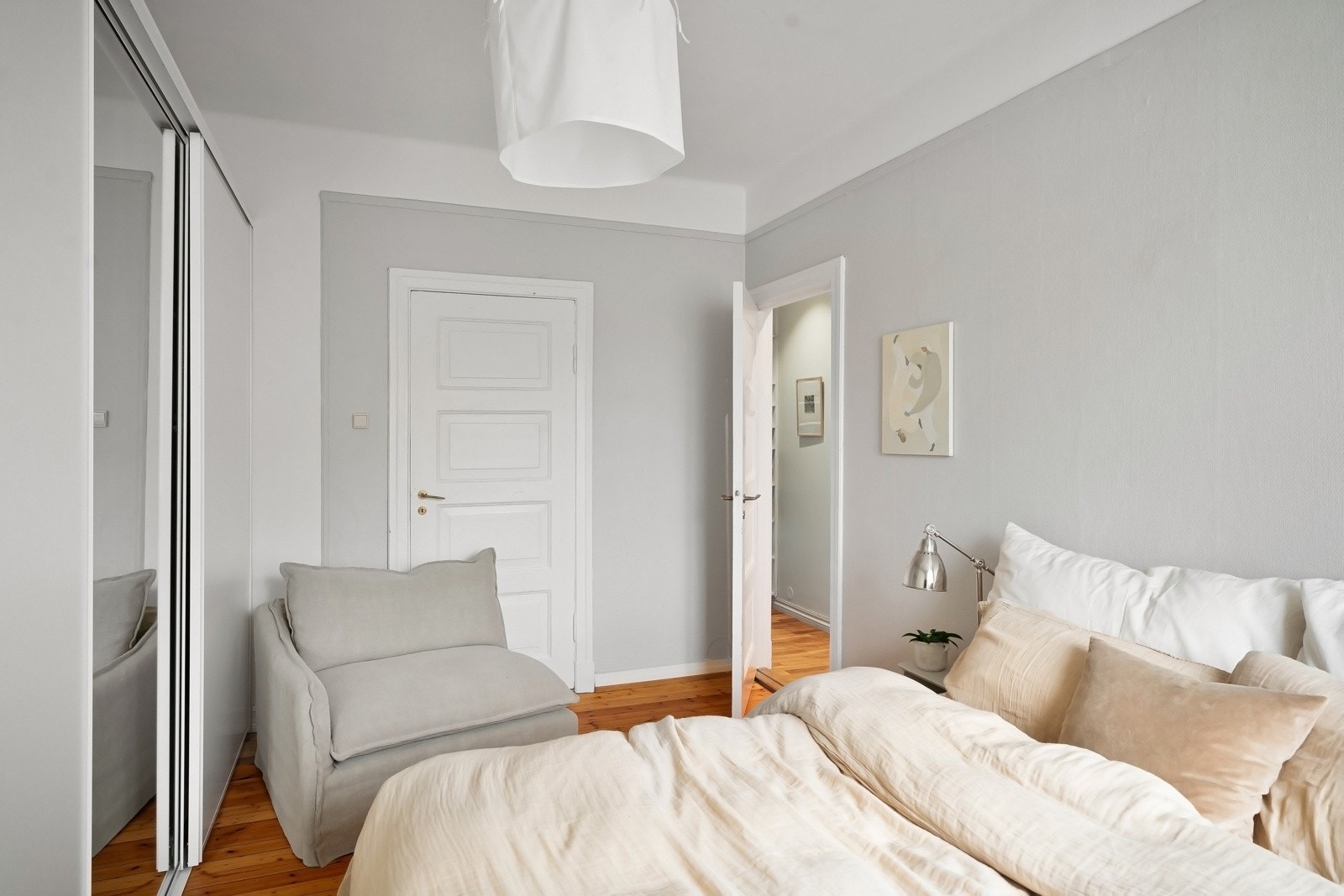 Svært gode oppbevaringsmuligheter i stor garderobeskapsrekke. Galleribilde