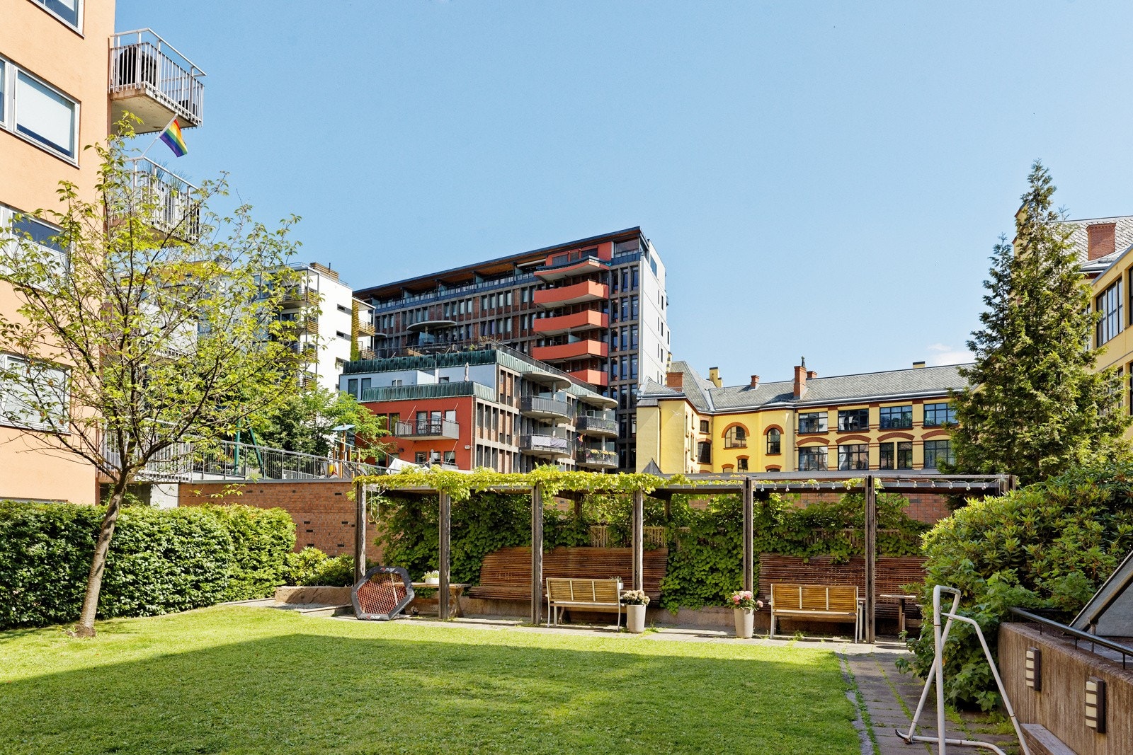 Pent opparbeidet selveiertomt på 2183,6 m² med betongheller, diverse busker og beplantinger Galleribilde