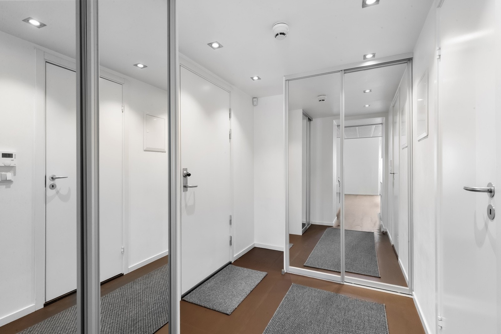 God oppbevaringsplass i skyvedørsgarderober med speilfronter Galleribilde