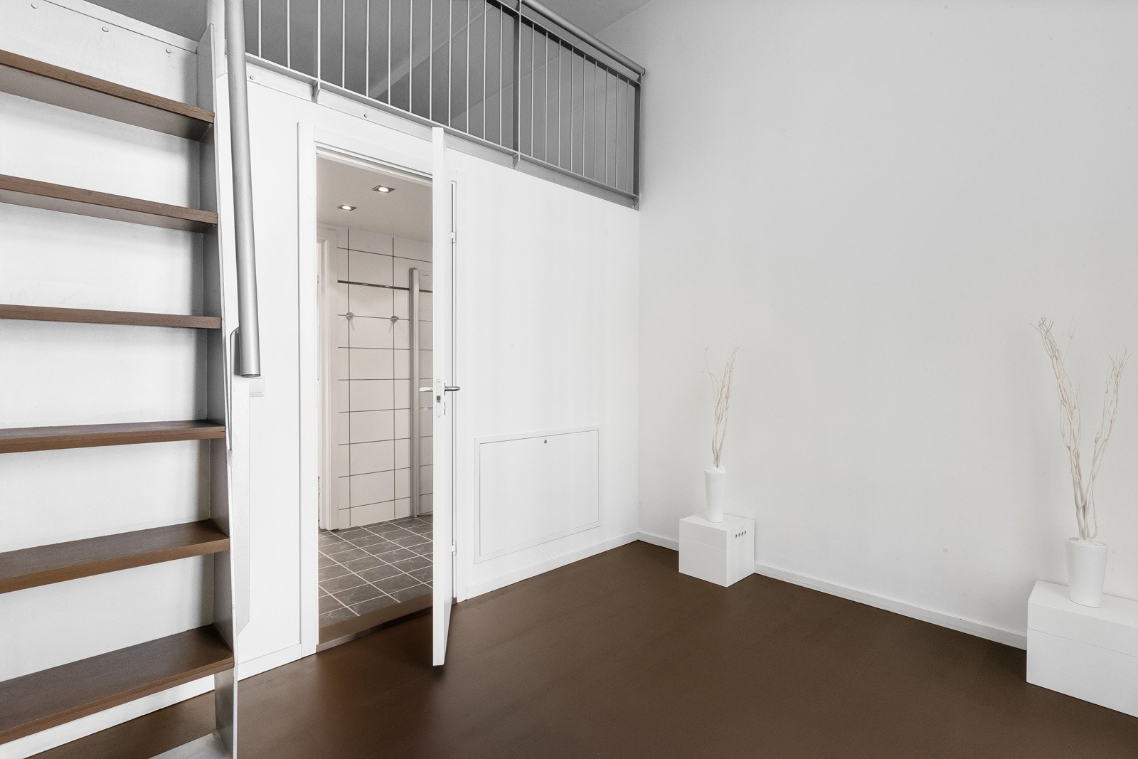 Fra hovedsoverommet og leilighetens gang er det adkomst til leilighetens bad Galleribilde