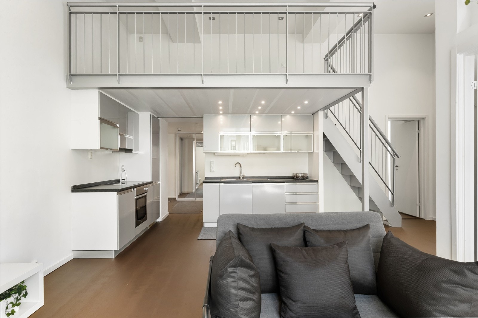 Rommets åpne inndeling mellom stue og kjøkken gir naturlig avsatt plass til spisebord, som gjør dette til en svært sosial sone Galleribilde