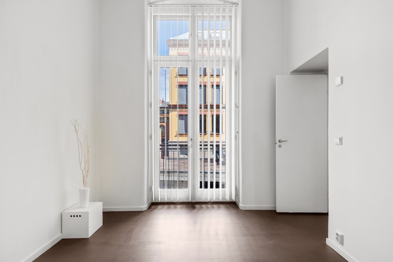 Leilighetens hovedsoverom er av god størrelse, med god plass til dobbeltseng, nattbord og garderobeløsninger Galleribilde