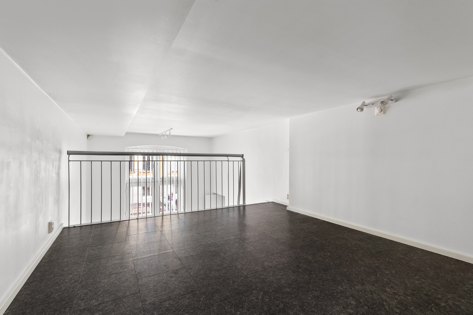 Stor mesanin på 10kvm med mange bruksmuligheter på hovedsoverommet Galleribilde