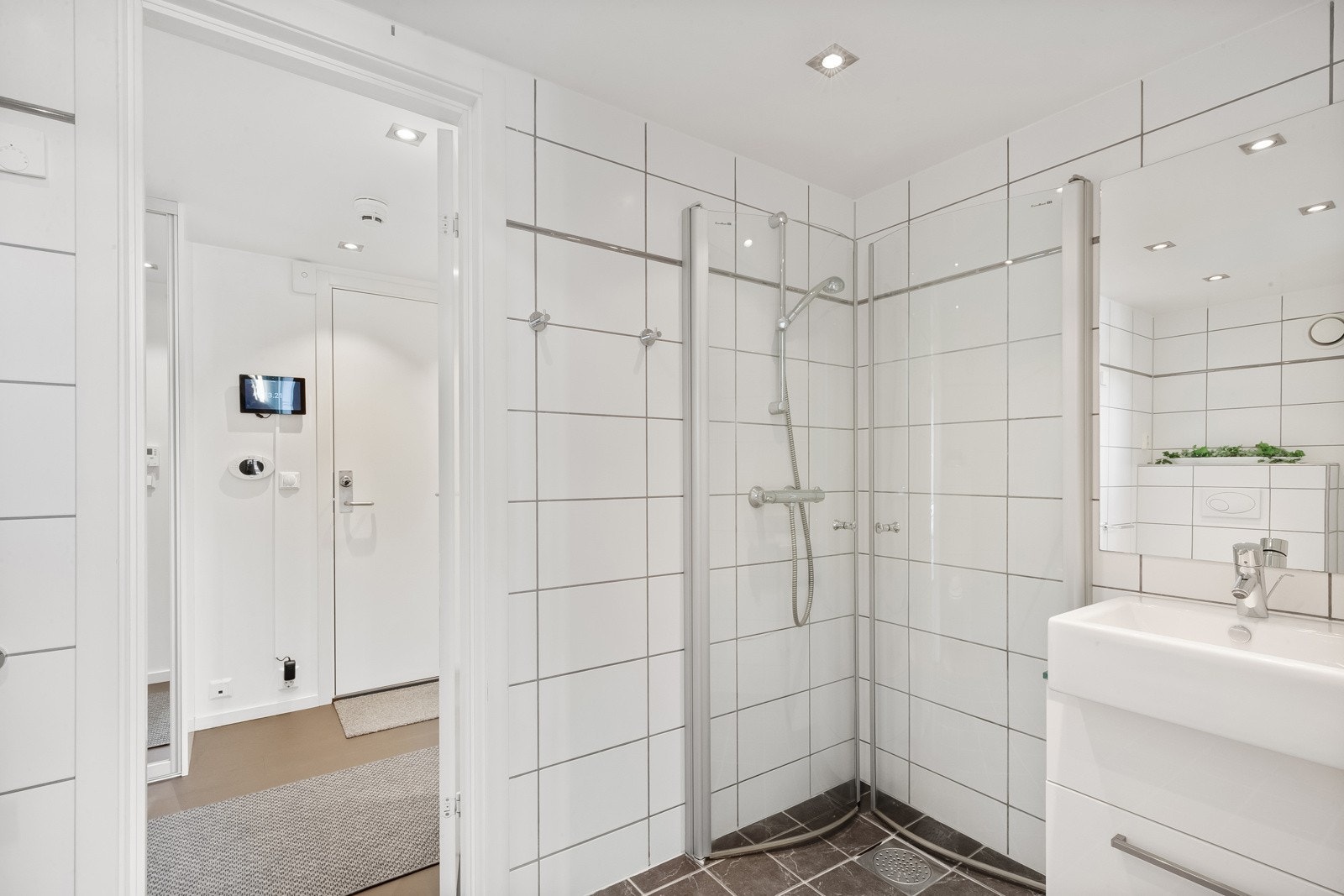 Varmtvann er inkludert i de månedlige felleskostnadene. Det er opplegg for vaskemaskin på bad Galleribilde