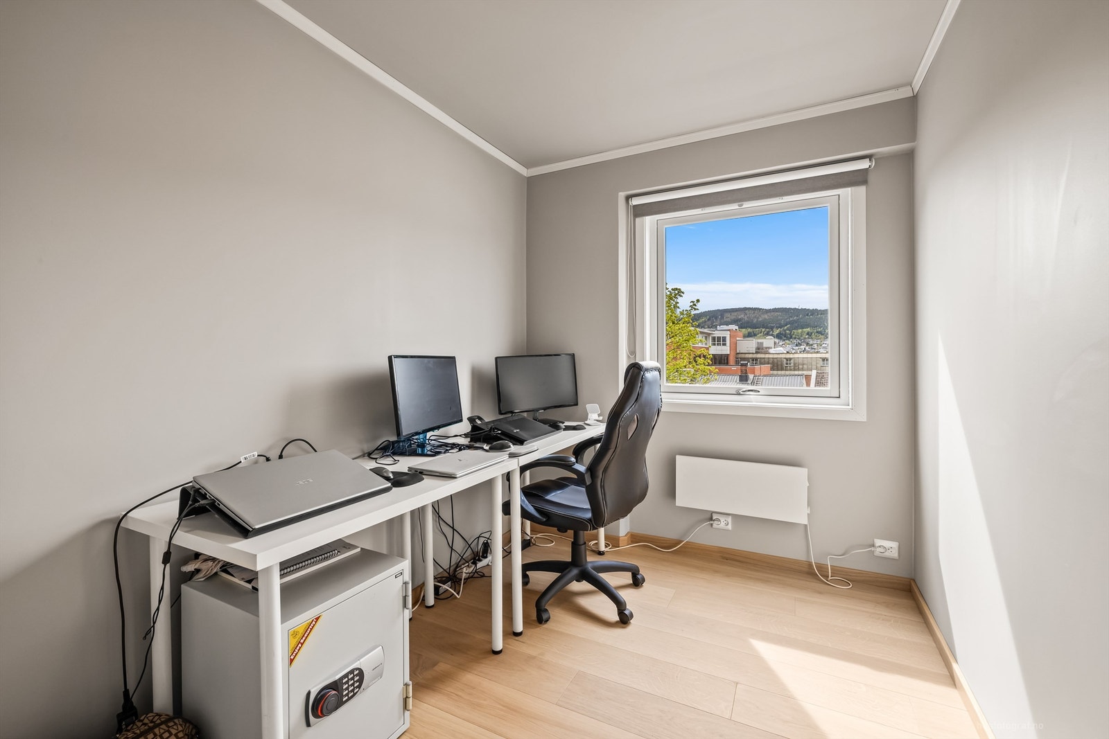 Soverom 2 med parkett på gulv, malte vegger og malt himling Galleribilde