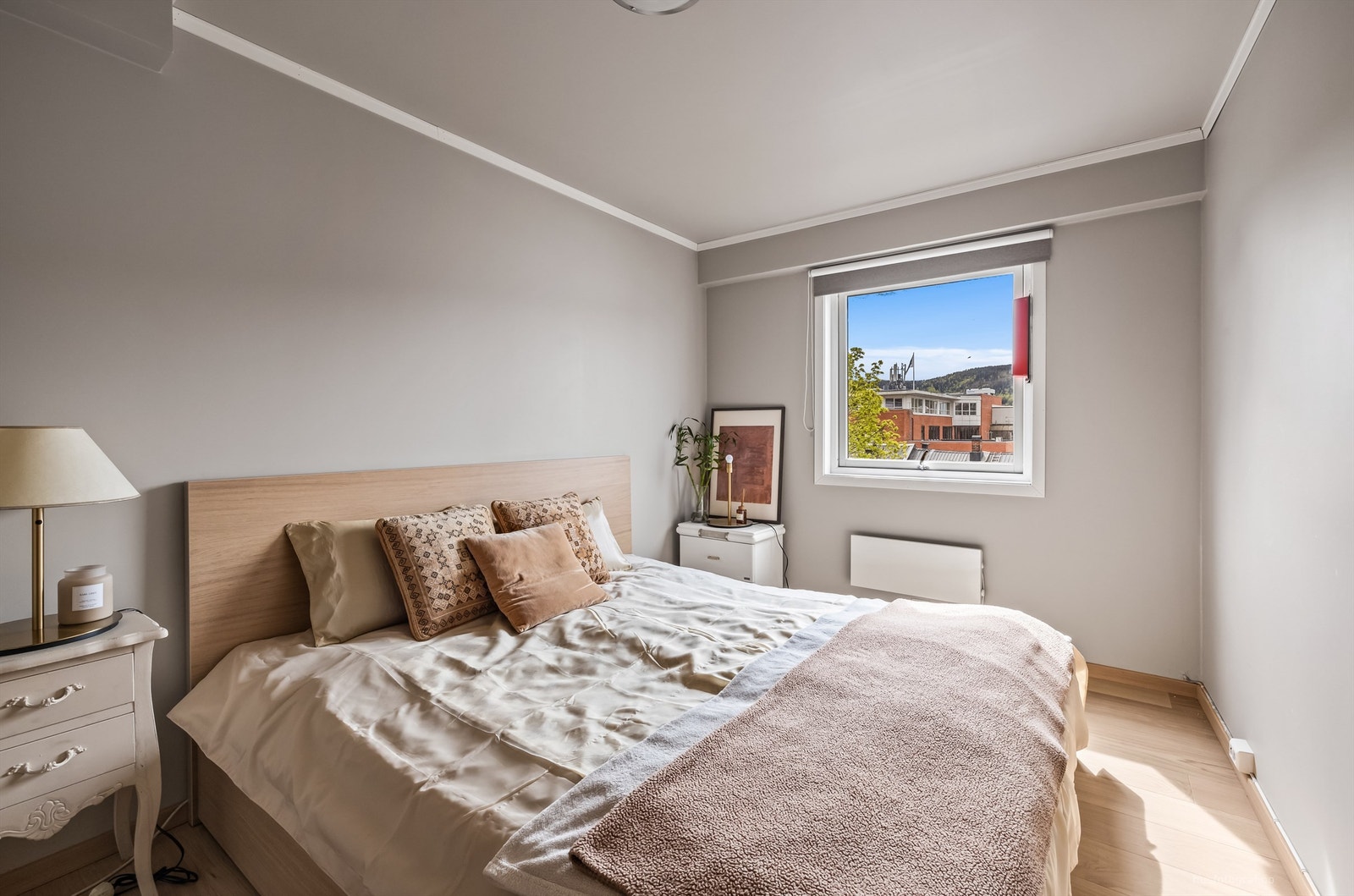 Soverom 1 med parkett på gulv, malte vegger og malt himling Galleribilde