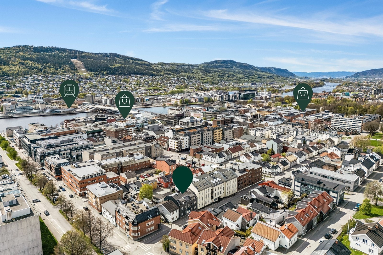 Leiligheten ligger svært sentralt i en rolig bygate - tilbaketrukket fra veien Galleribilde