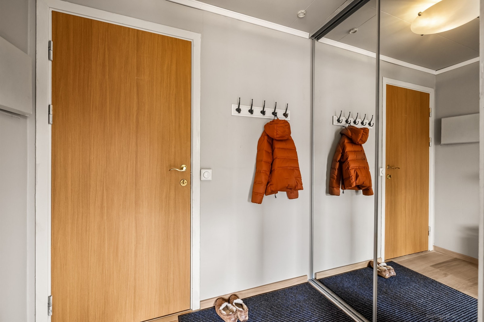 Entré med skyvedørsgarderobe som har speilfronter Galleribilde