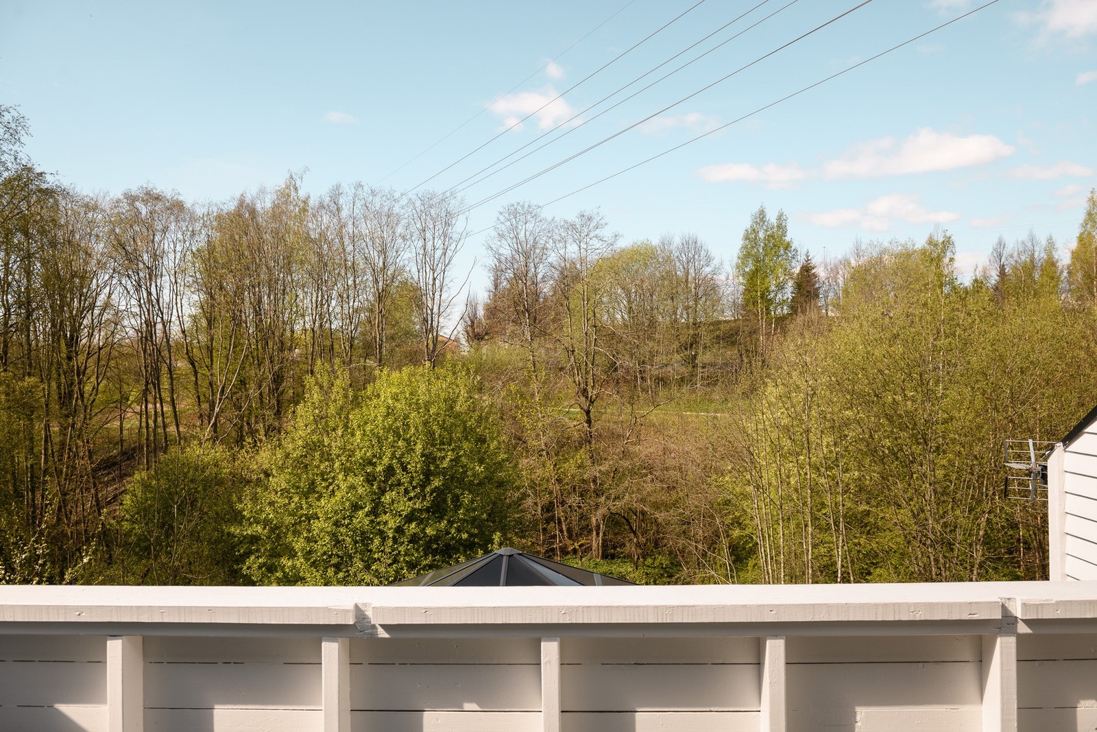 Nærområdet er usjenert og idyllisk, men samtidig svært sentralt med kort gangavstand til busstopp og Alna senter Galleribilde