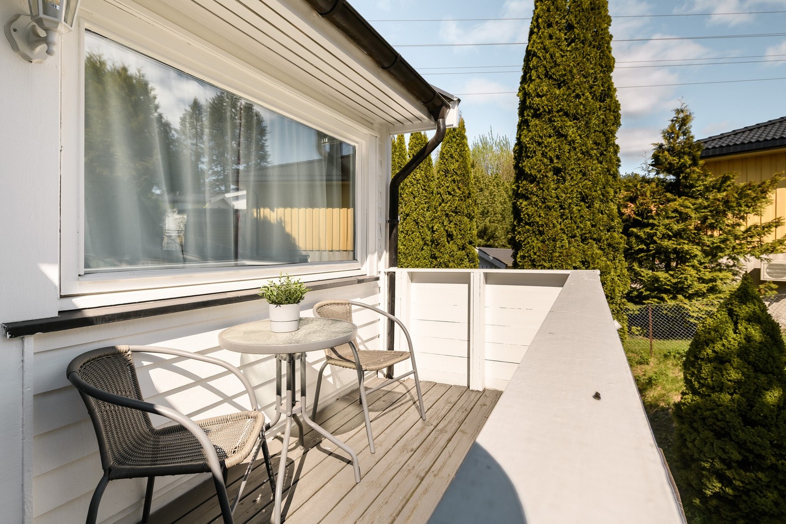 Boligen har to balkonger. Denne fra hovedsoverommet mot øst, samt i stuen mot vest, noe som gir sol fra morgen til kveld. Galleribilde