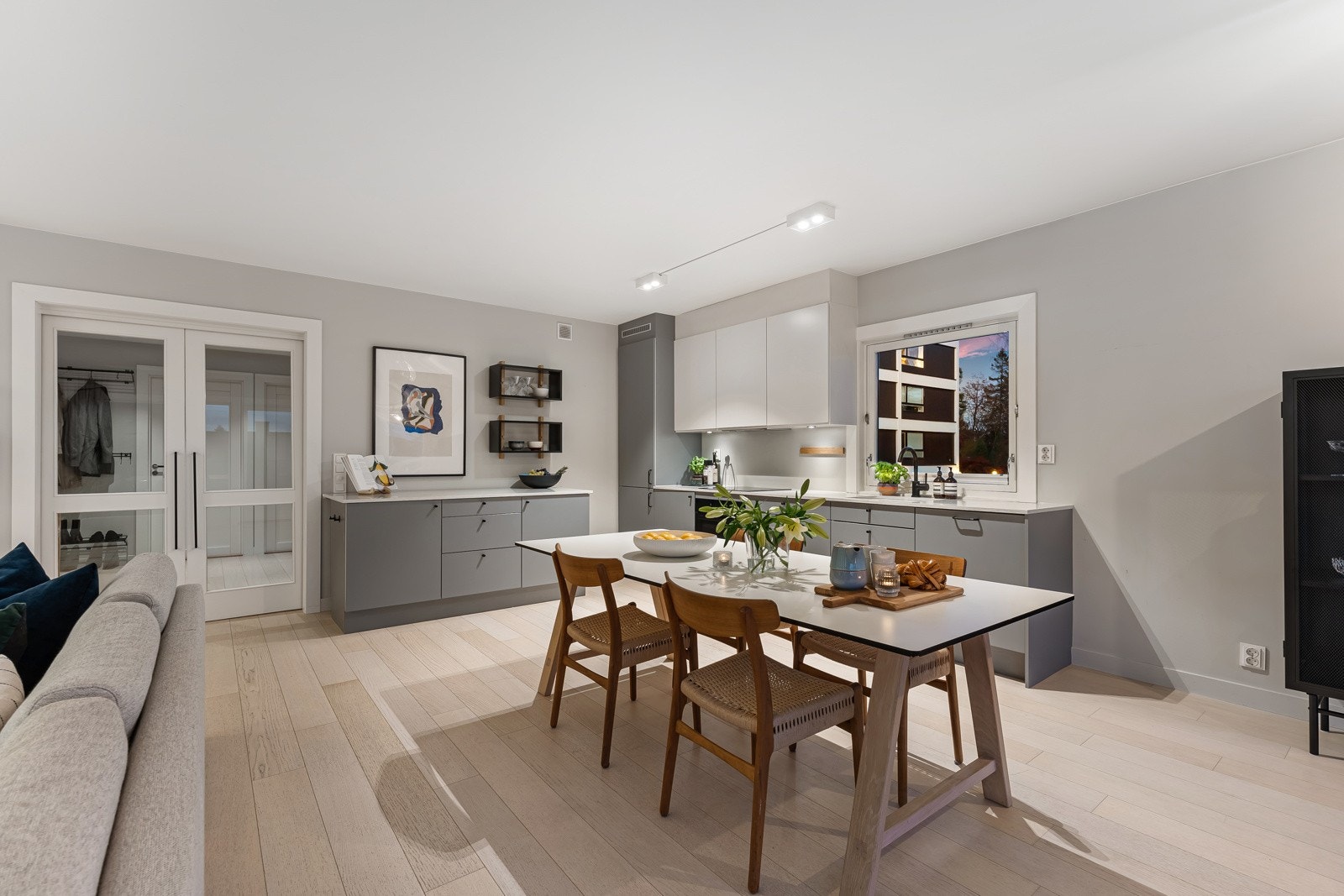 God plass til stort spisebord i overgangen mellom kjøkken og stue - Takhøyde på ca. 2,55 meter. Galleribilde