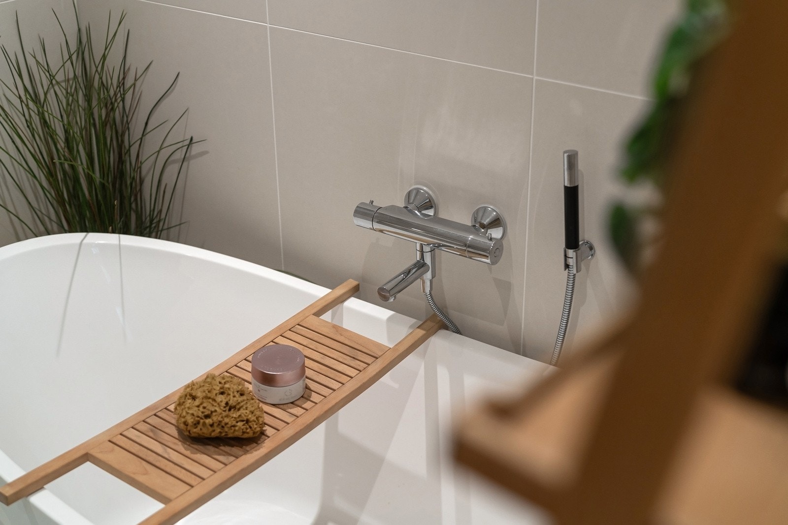 Det er både dusj i hjørne og frittstående badekar. Galleribilde