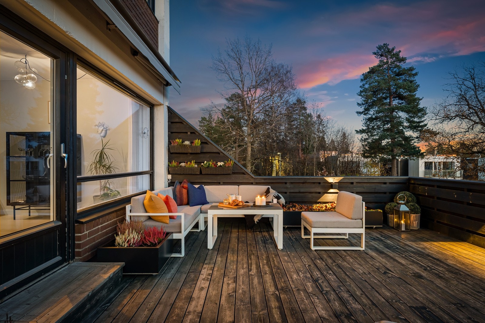 Sørvendt terrasse på ca. 36 m² med glimrende solforhold fra tidlig morgen og til kveld midtsommers. Galleribilde