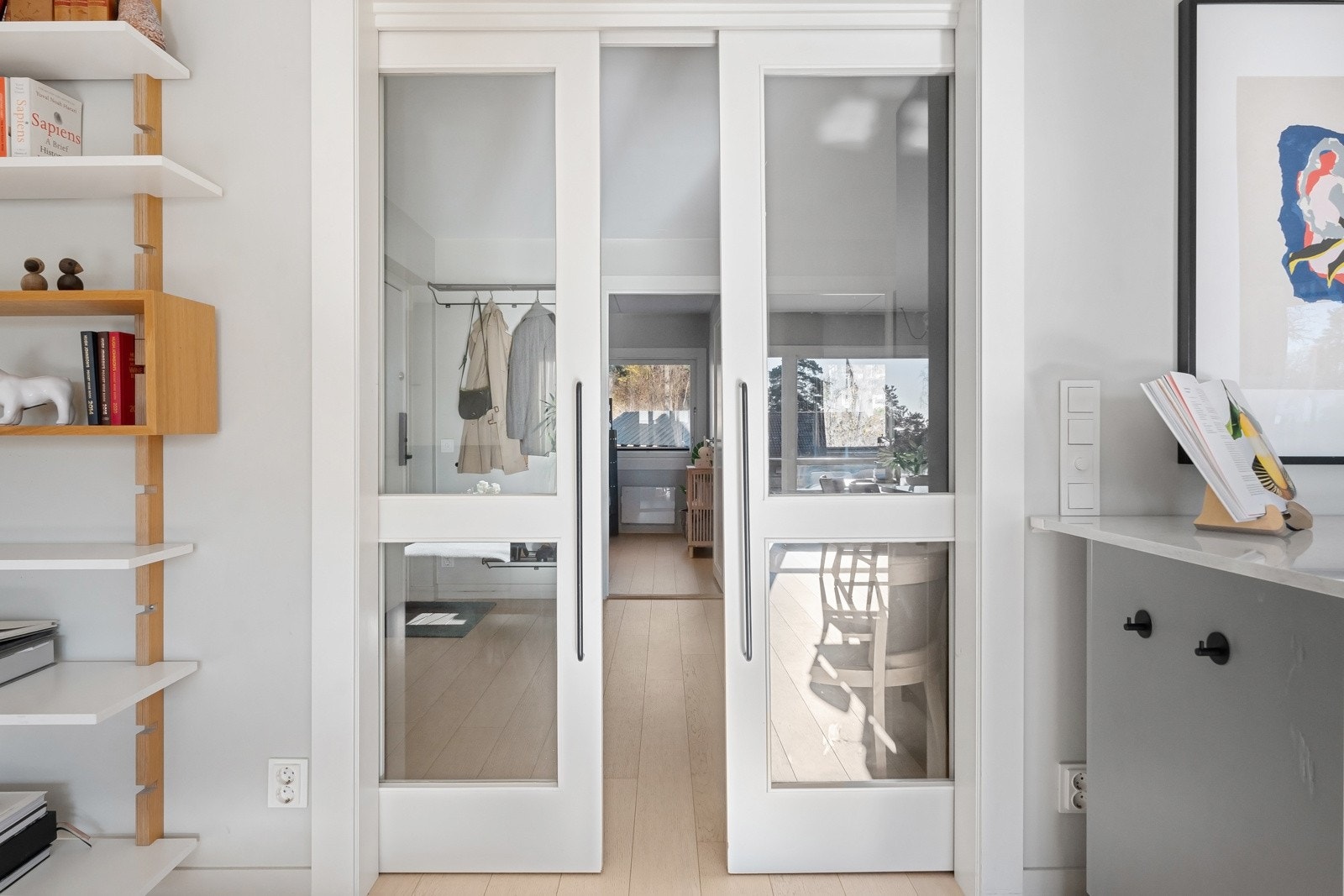 Skyvedører i glass mellom stue/kjøkken og hall. Galleribilde