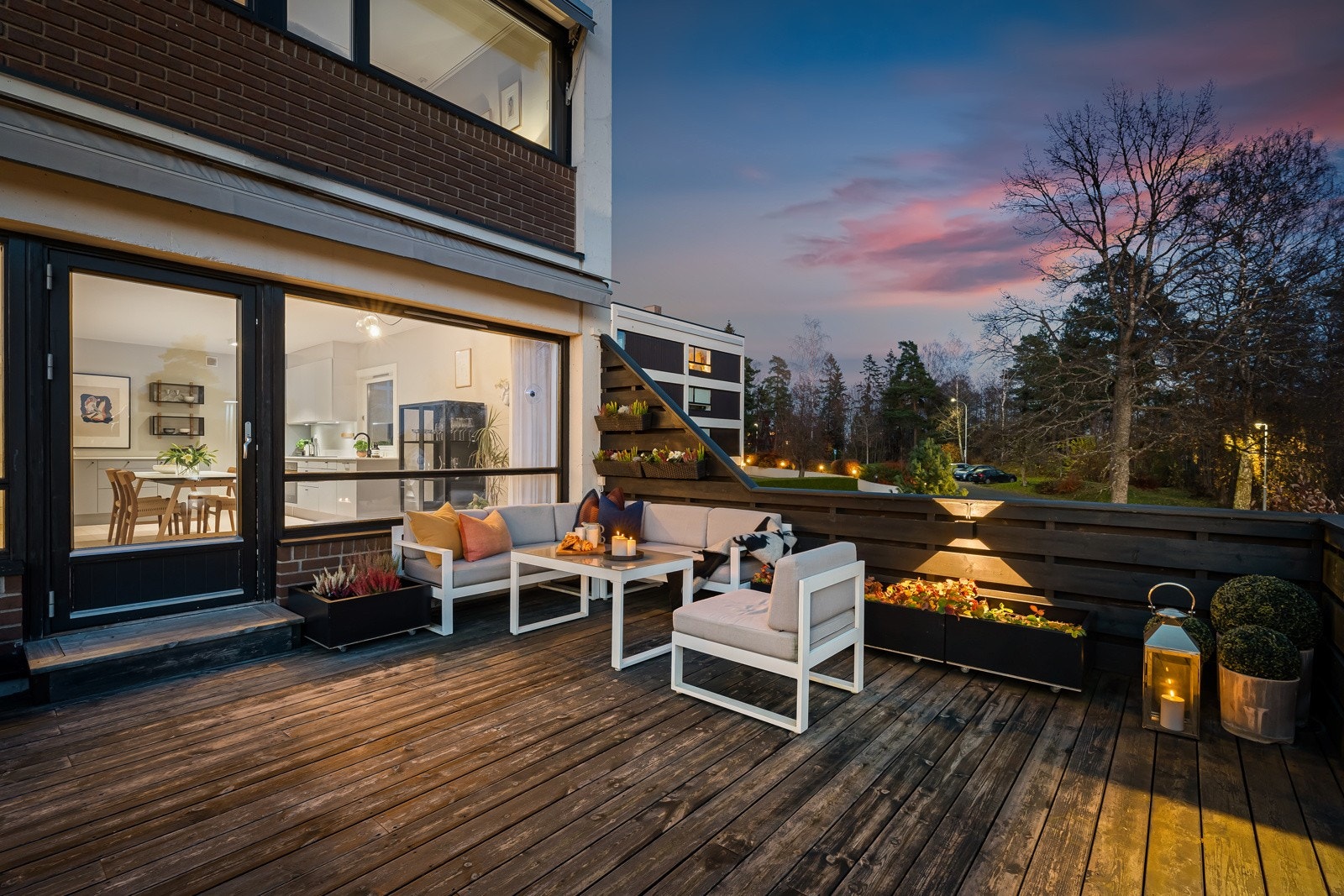 Gjennomgående 3-roms hjørneleilighet med svært begrenset innsyn - Nydelig utsyn over pent nabolag. Galleribilde