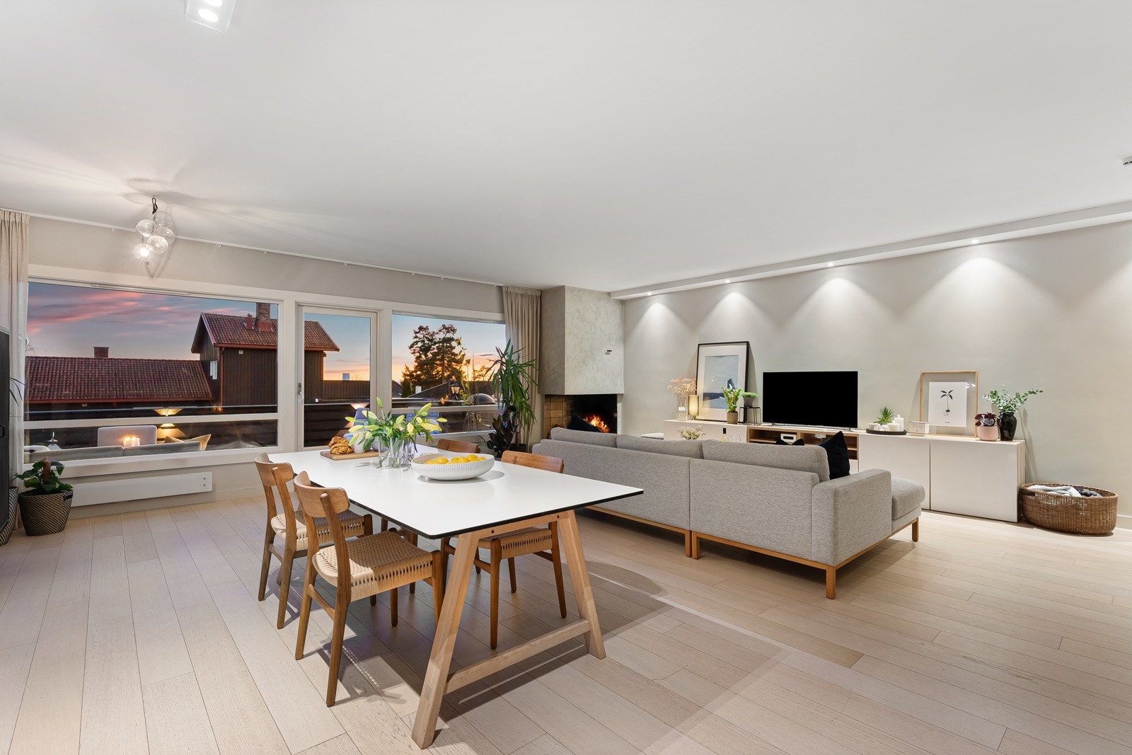 De store vindusflatene sørger for rikelig med naturlig lysinnslipp og leiligheten er tilnærmet fri for innsyn. Galleribilde