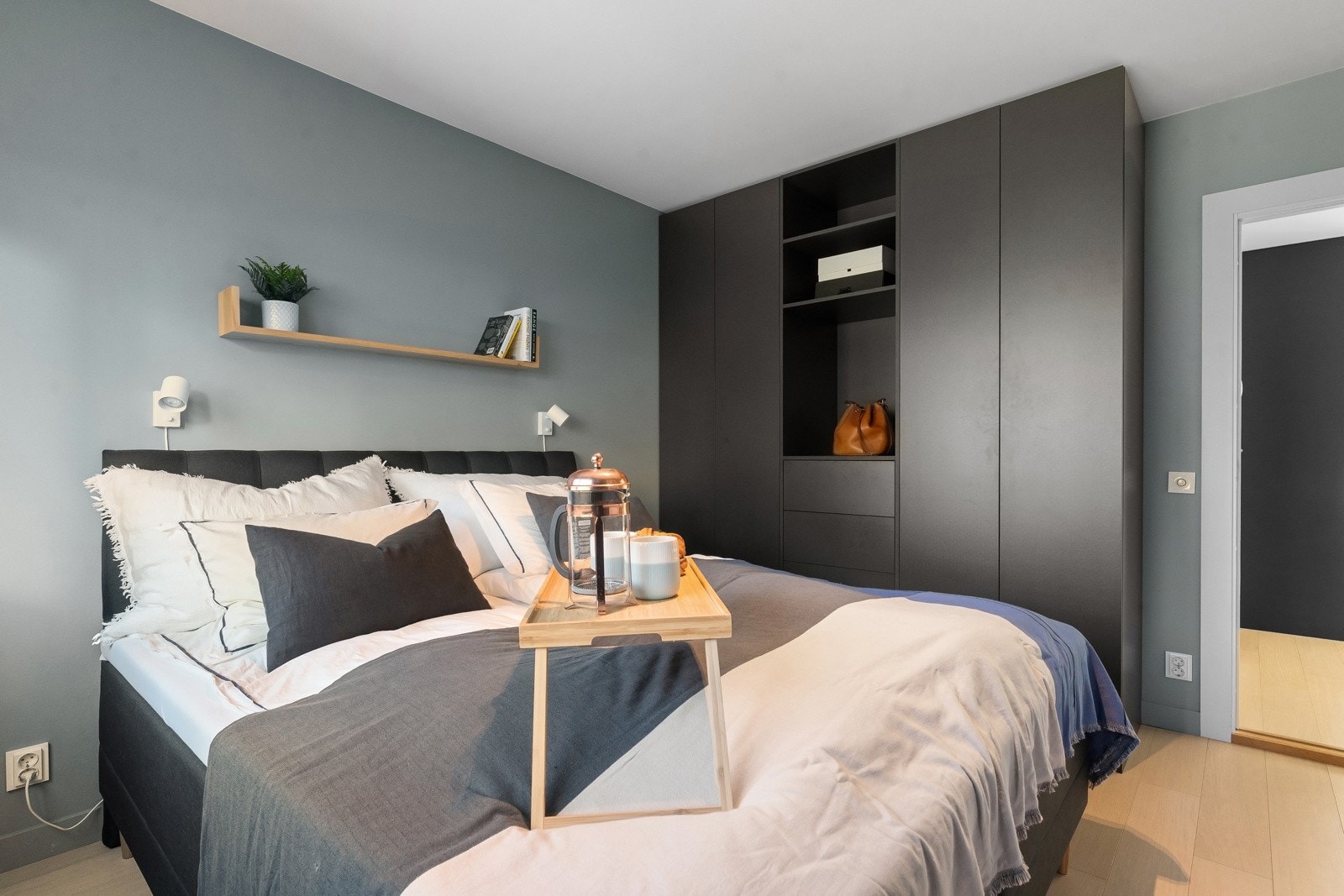 Godt med lagringsplass i snekkerbygd garderobeskap og i kommoder. Galleribilde