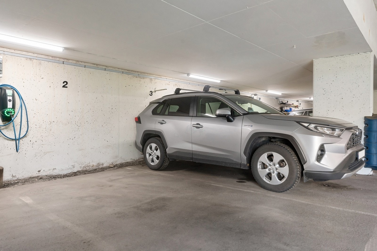 Tørrskodd adkomst til egen garasjeplass (nr 1) i lukket garasjeanlegg - Sameiet har også flere gjesteplasser. Galleribilde